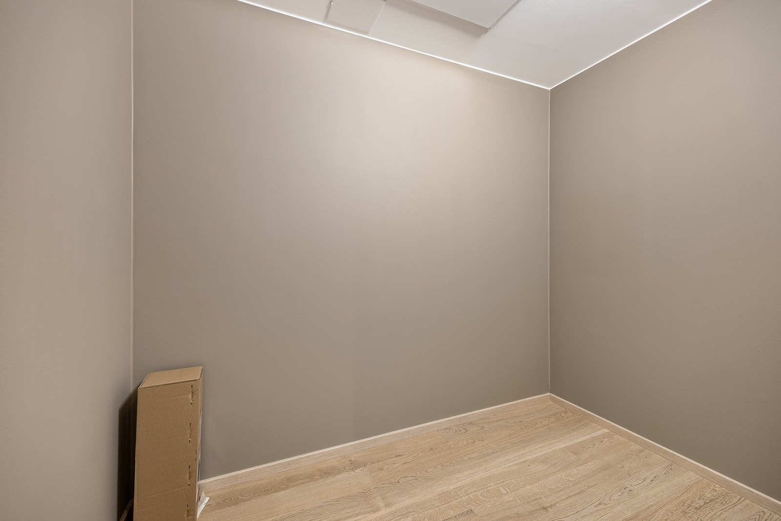 I tilknytning til entreen ligger denne boden for praktisk oppbevaring. Det medfølger også en bod i fellesareal. Galleribilde