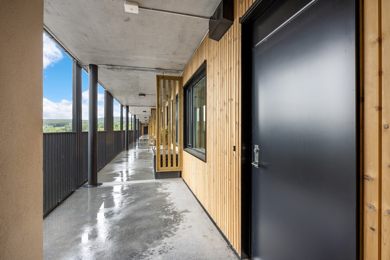 Det er heis til etasjeplan og adkomst via felles, utvendig svalgang til leiligheten. Det medfølger bruksrett til en garasjeplass i felles parkeringsanlegg. Galleribilde