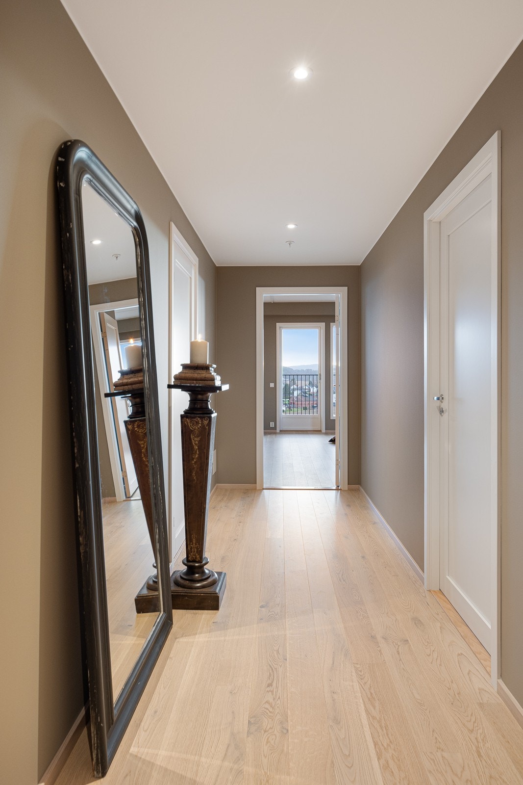 Entre og gang har fint gjennomlys fra stuen med utgang til balkong. Galleribilde