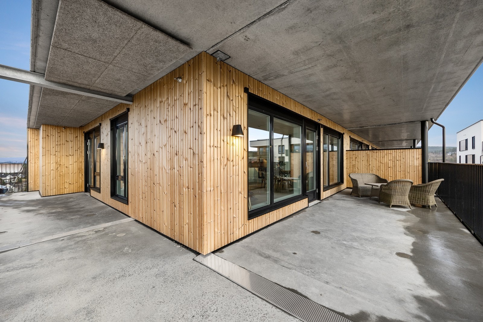 Leiligheten har en meget stor solrik sør- og vestvendt vinkelbalkong på ca 56 kvm. Det er utgang til balkongen fra stuen og fra det ene soverommet. I tillegg er det en felles takterrasse i 9. etasje med 360 graders utsikt som alle beboere kan benytte. Galleribilde