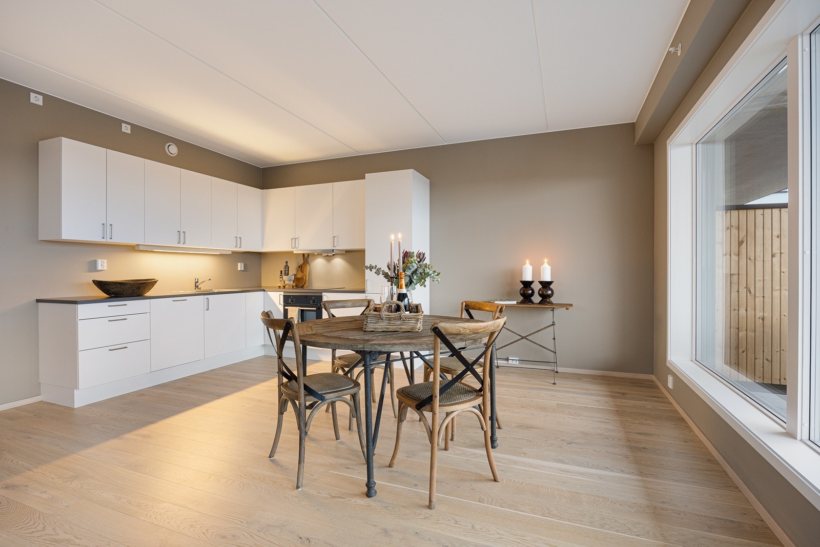 Veggene er malt i en behagelig, brunbeige fargetone (Mohair), noe som gir rommet en dempet, elegant stemning. Galleribilde