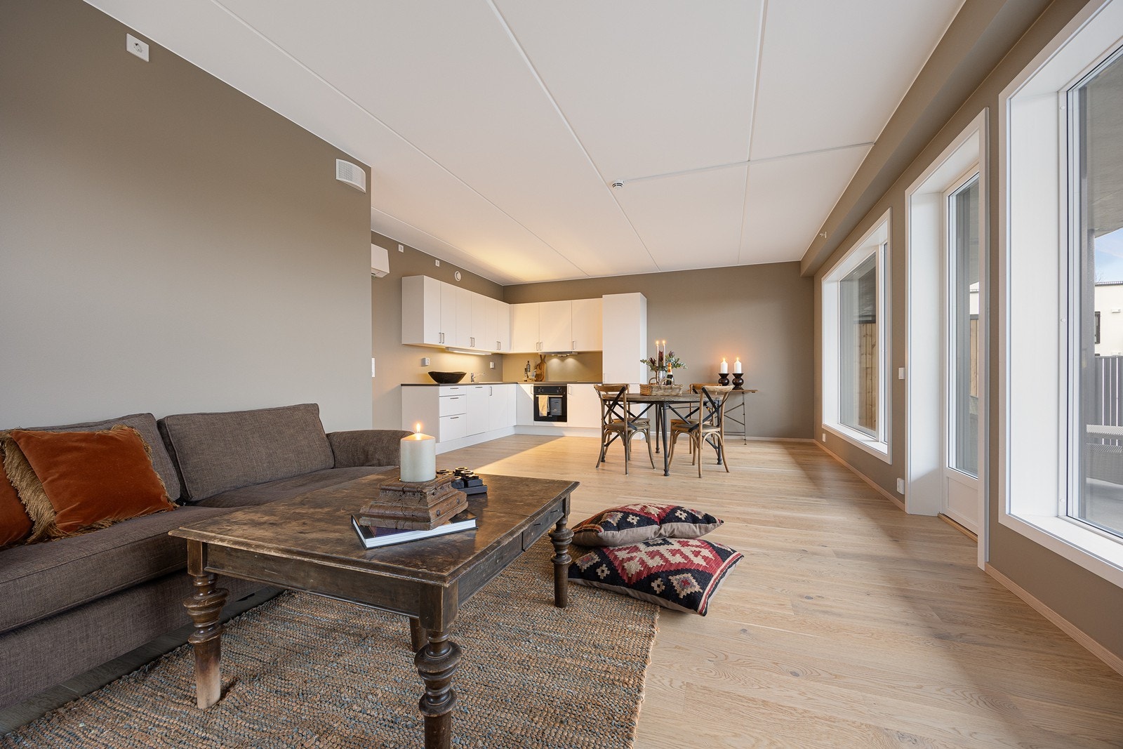 Med åpen løsning mellom kjøkken og stue har rommet en god og sosial sone. Galleribilde