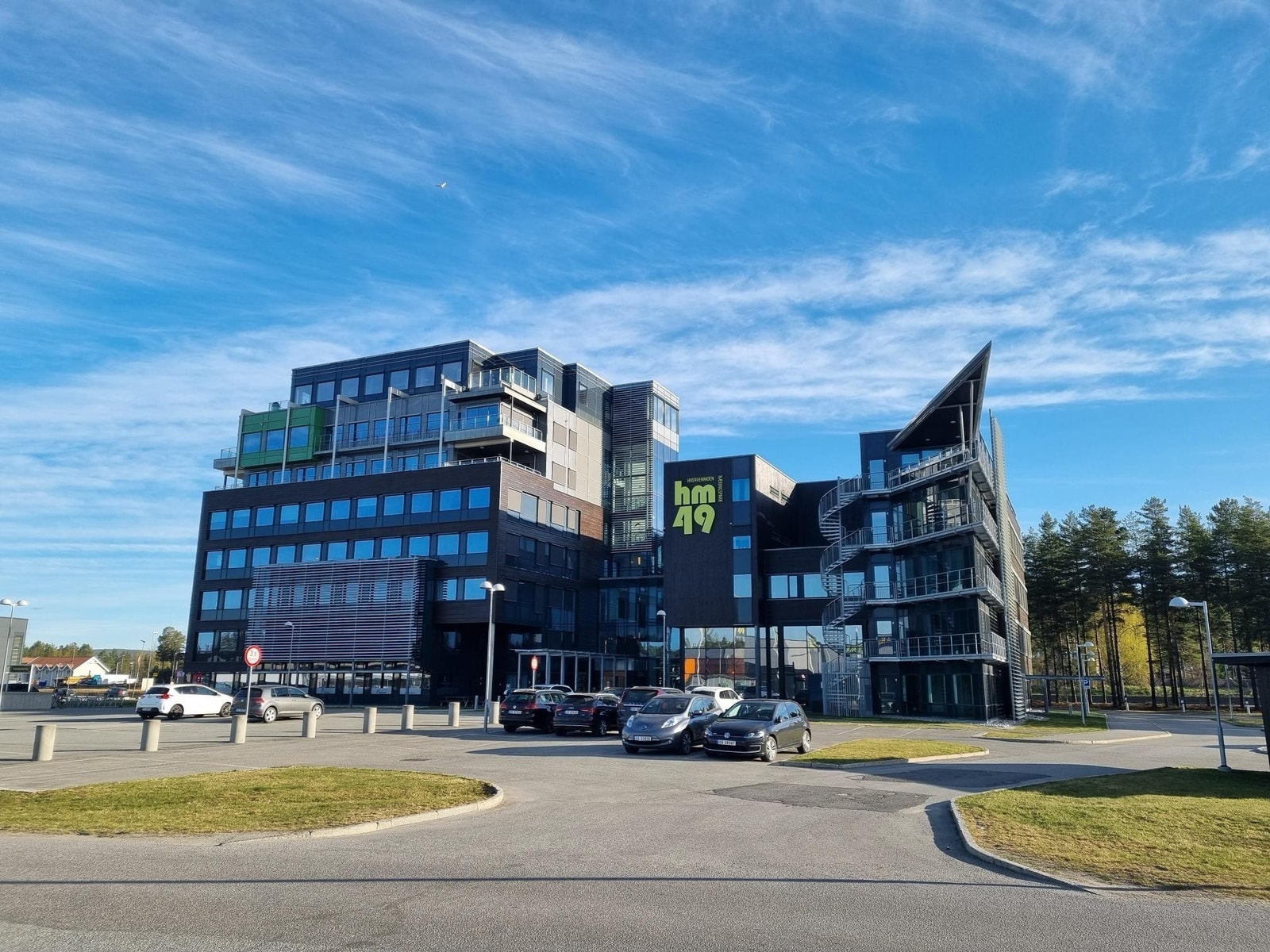 Rikelig med parkeringsplasser ute. Galleribilde