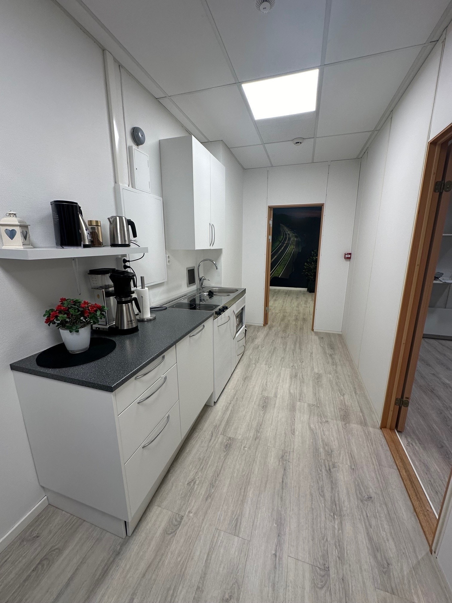 Kjøkken med oppvaskmaskin. Galleribilde