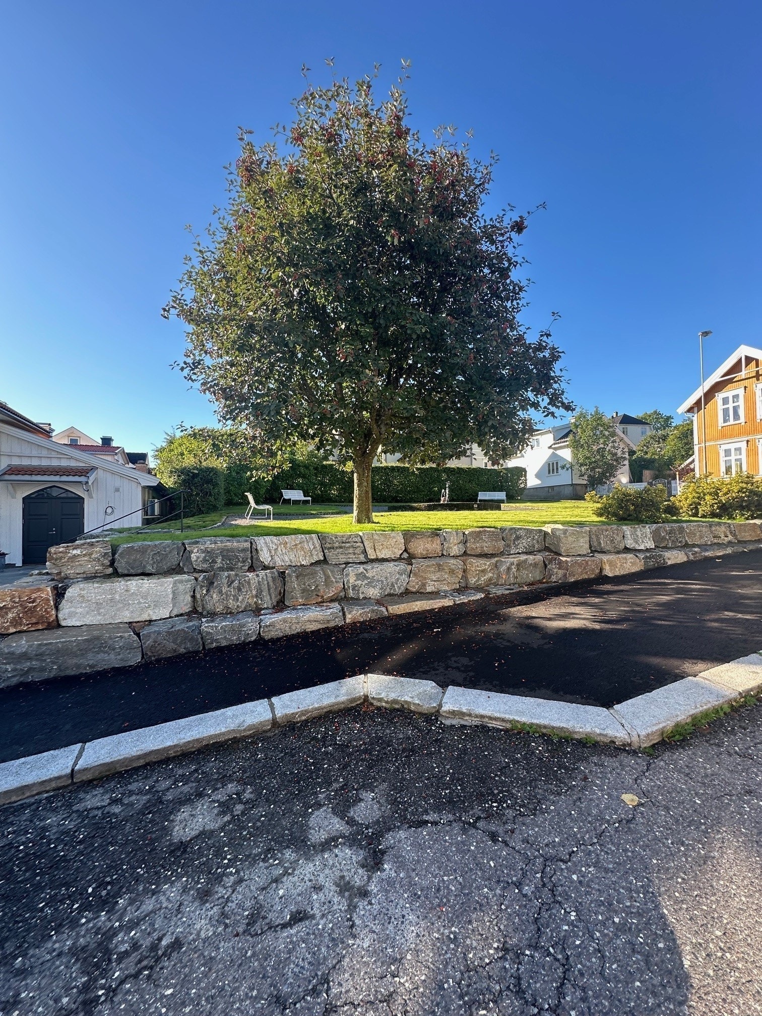 Park rett over gata. Fin plass å ta lunsjen. Galleribilde