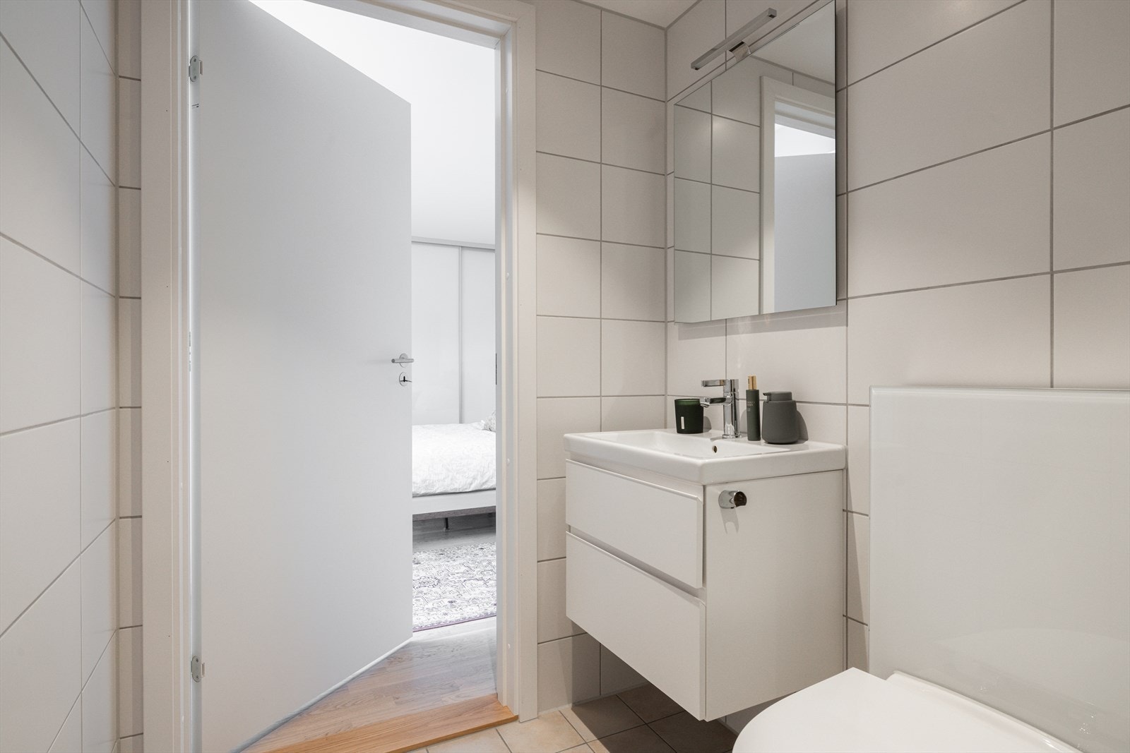 Rommet har vannbåren gulvvarme, hvite fliser på veggene og downlights i himlingen. Galleribilde