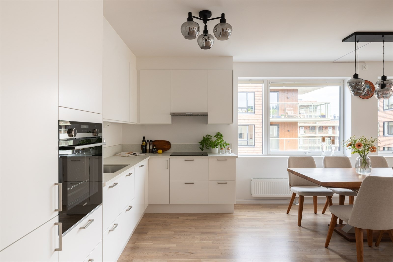 Kjøkkenet ligger i åpen løsning til stuen, men godt tilbaketrukket i innerste hjørnet av rommet. Galleribilde