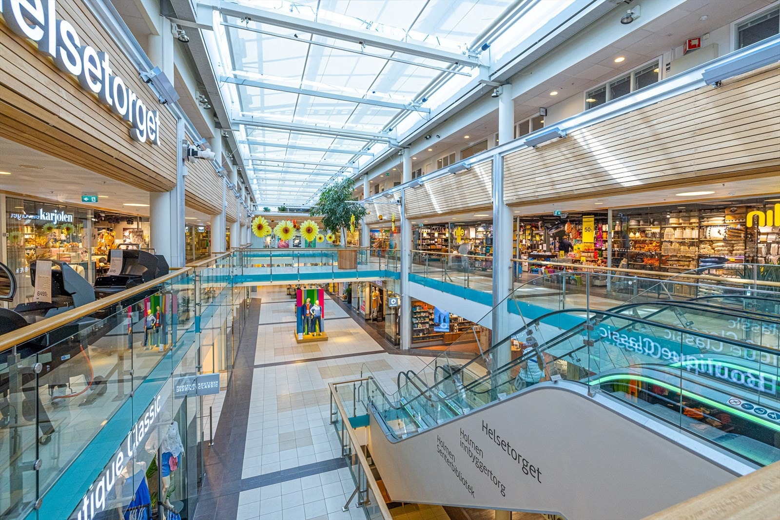 Man kan handle bl.a. på Kiwi, som ligger i gangavstand. Det er ellers kort vei til Rema 1000 på Nesbru og søndagsåpen Joker ved Billingstad stasjon. Holmen Senter ligger få minutter unna i bil og har ca. 50 butikker samt hyggelige spisesteder m.m. Galleribilde