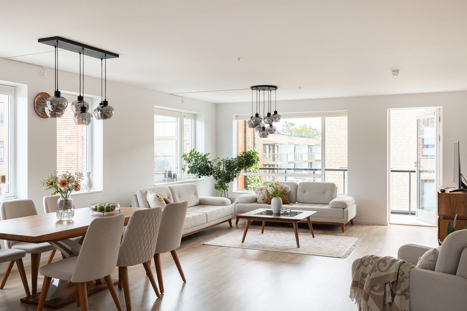 Fra stuen er det utgang til en sydøstvendt balkong på ca. 11 kvm, med glassrekkverk, overbygg og lettstelt betongdekke. Galleribilde