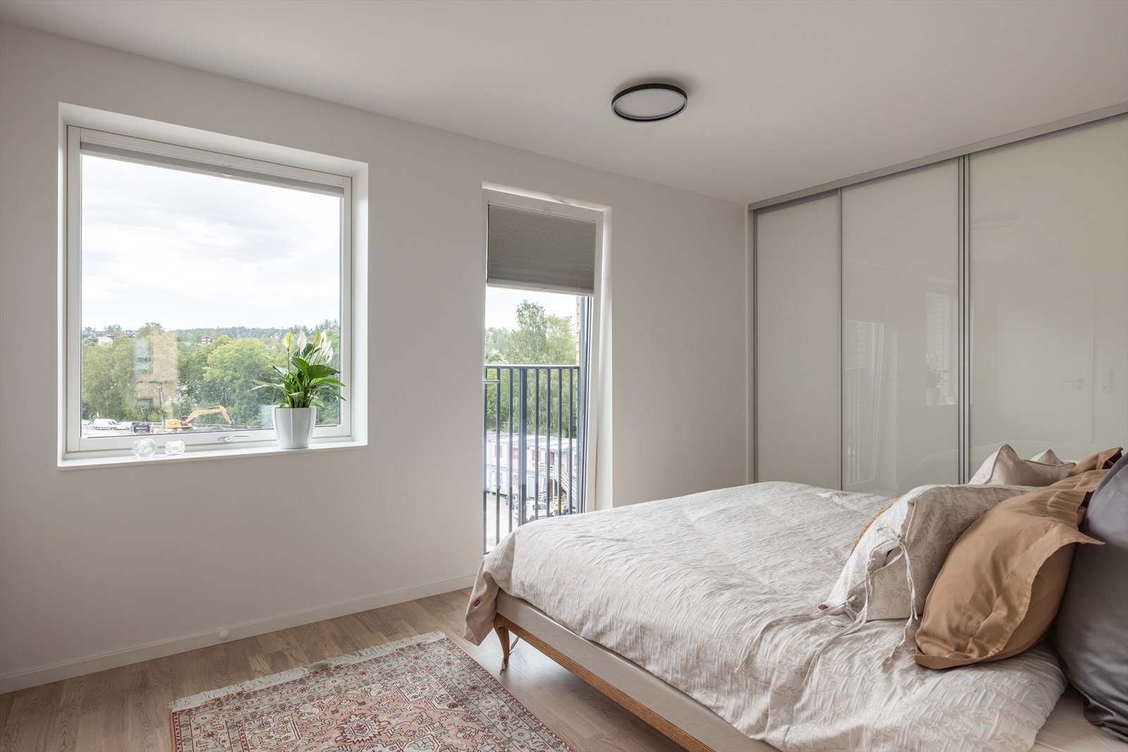 Hovedsoverommet ligger i tilknytning til stuen - en behagelig suiteløsning med eget bad og har fransk balkong for en ekstra luftig følelse. I tillegg er det satt inn skyvedørsgarderober fra gulv til tak langs hele den innerste veggen. Galleribilde