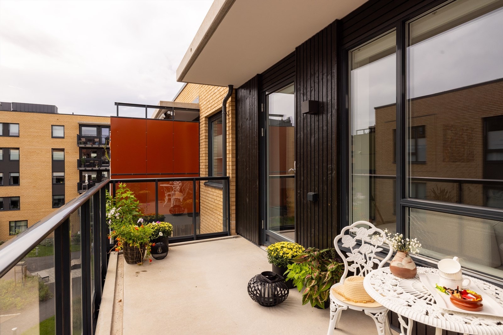 Det er heisadkomst til etasjeplanet, luftige rom, vannbåren varme og store vindusflater som slipper inn rikelig med dagslys. Galleribilde