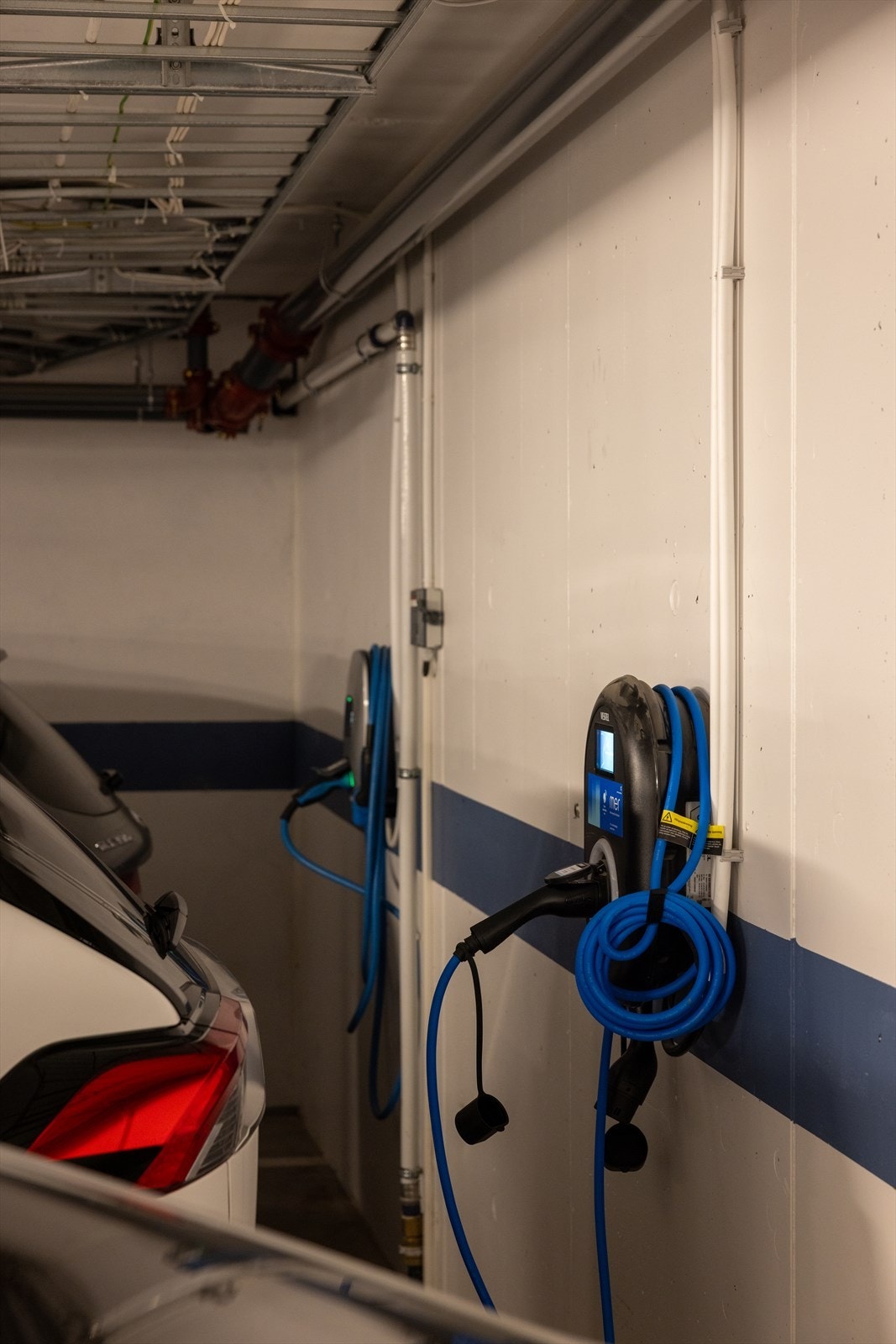 Det er montert ladestasjon for elbil. Galleribilde