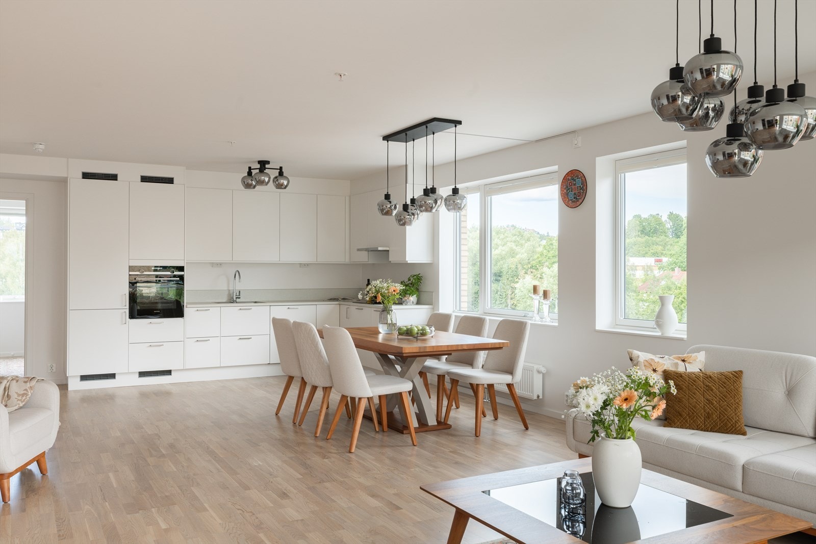 Kjøkkenet er utstyrt med integrert induksjonstopp, stekeovn, oppvaskmaskin og kjøleskap/fryser. Det har ventilator over kokesonen, belysning over benkeplaten og lampepunkt i taket. Galleribilde