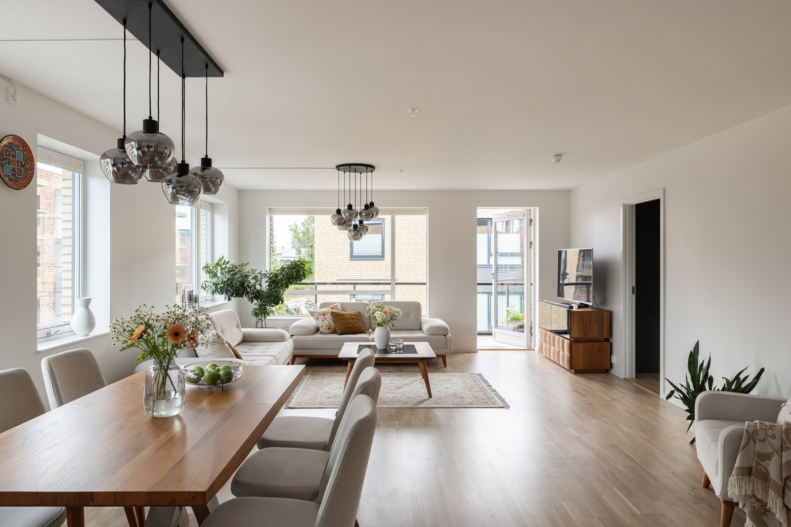 Det er god plass til tv-lounge og spisestue i hver sin sone. Rommet har pent parkettgulv og et stilrent preg som enkelt kan tilpasses egen stil og innredning. Galleribilde