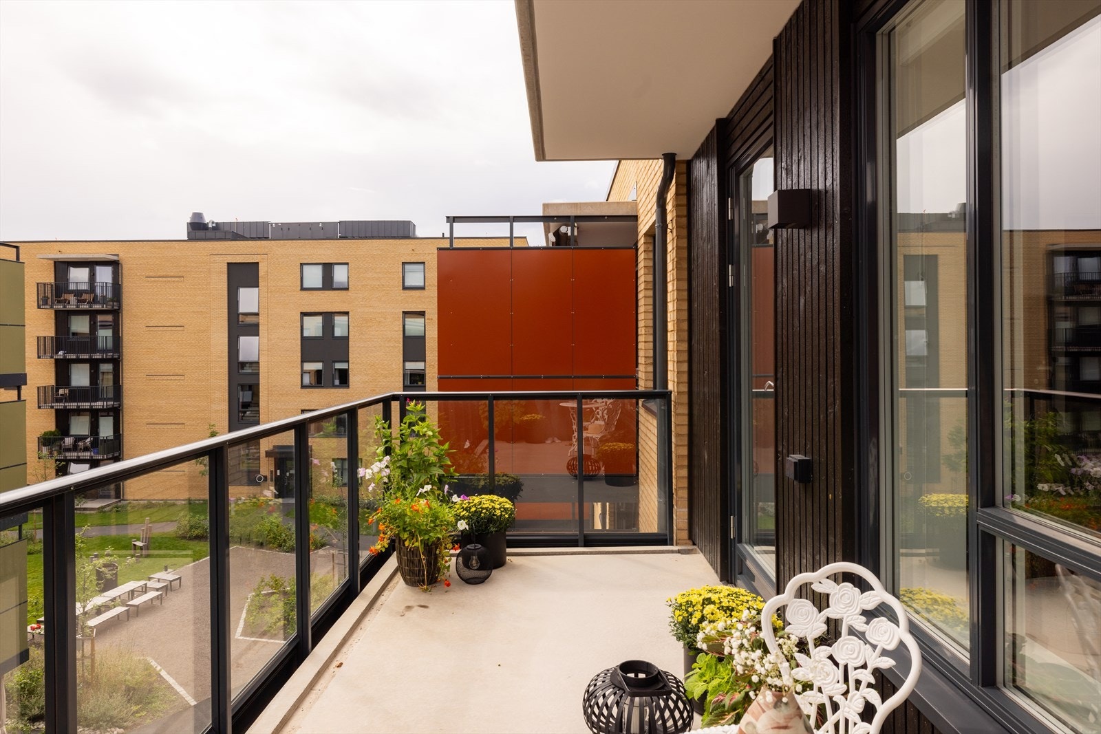 Her er det god plass til komfortable utemøbler og beplantning i krukker. Galleribilde