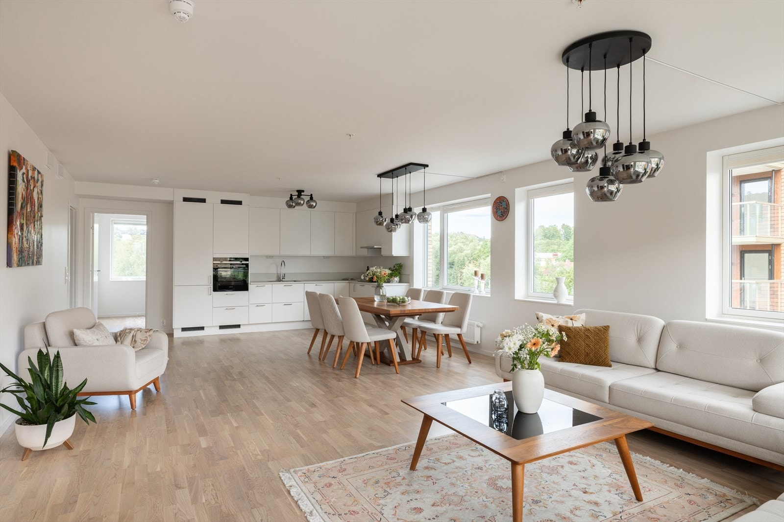 Kjøkkenet har innredning fra Norema i et stilrent og moderne design som kler leiligheten og gir et helhetlig, skreddersydd preg. Galleribilde