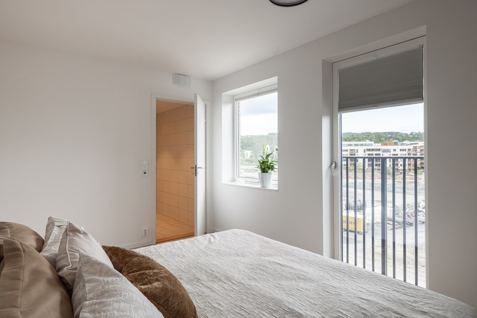 De to største har nordvendte vinduer, og det minste (walk-in) vender mot syd. Galleribilde