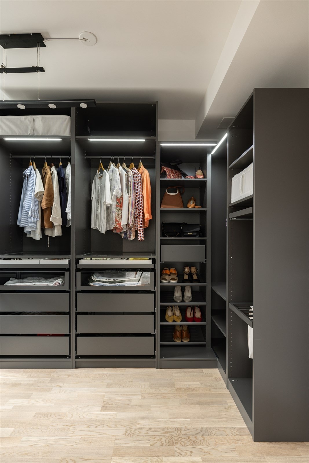 Soverom 3 er i dag innredet som walk-in-closet, men kan enkelt tilbakeføres til soverom. Rommet er utstyrt med åpne garderobeskap med skuffer, hyller, garderobestenger og integrert belysning. Galleribilde