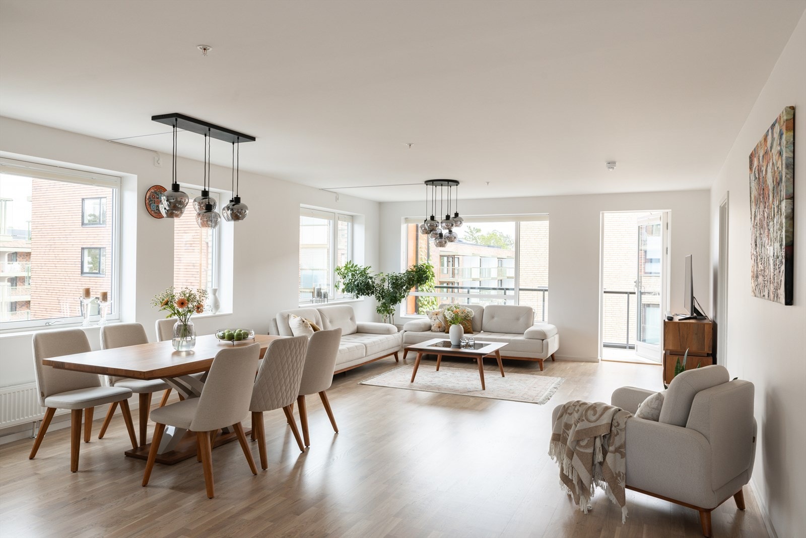 Velkommen til en tidløs 4-roms topp- og endeleilighet fra 2023. Her bor du høyt og fritt med 3 soverom, hvorav ett med suiteløsning. Leiligheten byr på 2 bad, innvendig bod, balkong, vannbåren varme, heis, garasjeplass med lader samt nybygggaranti! Galleribilde