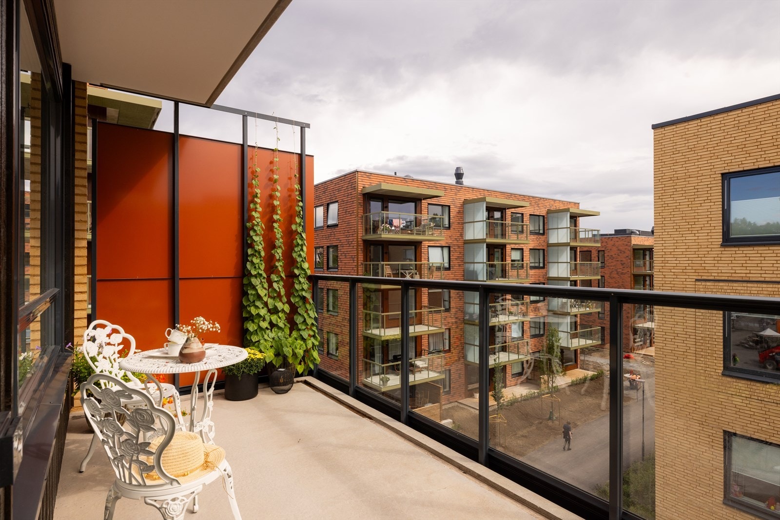 Romslig balkong på ca. 11 kvm med glassrekkverk, utelys og utestikk. Galleribilde