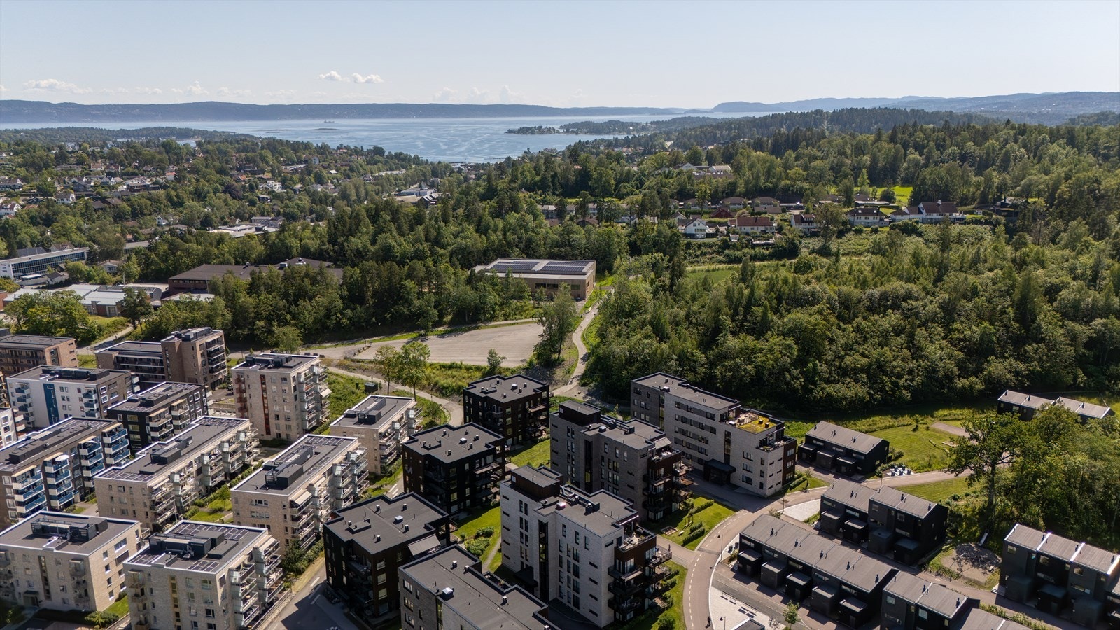 Eiendommen ligger i et nyetablert boligområde på Vestre Billingstad i Asker kommune. Området ligger sentralt plassert omtrent midt mellom Asker og Sandvika, i umiddelbar nærhet til marka og med kort avstand til sjøen. Galleribilde