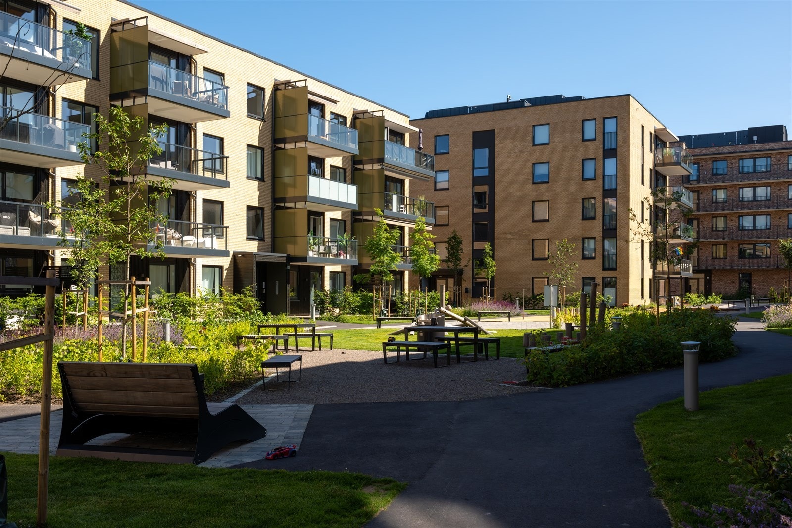 Trivsel, enkel hverdag og god logistikk har vært fokus under planleggingen av dette populære området. Ekspressbuss og tog sørger for den urbane tilknytningen og enkel pendlervei til byen, kun 18 min med buss. Galleribilde