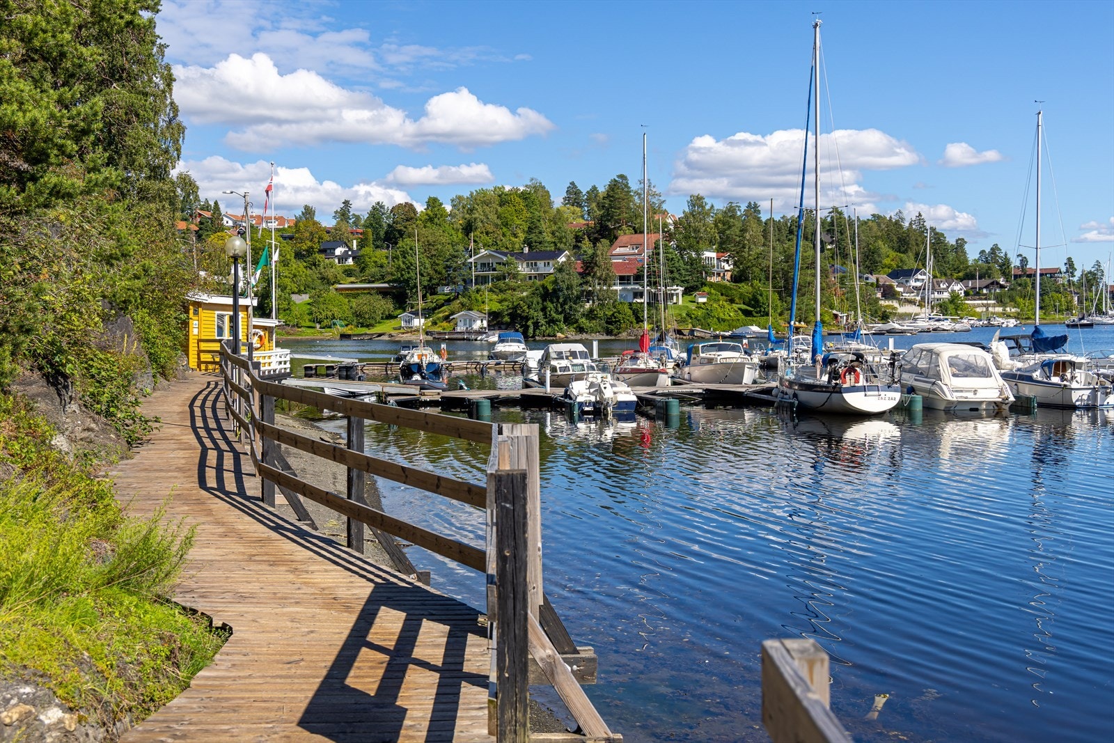Langs sjøen tar Kyststien deg til flotte rekreasjonsområder, idylliske badeplasser og naturreservat - Holmen, Hvalstrand, Nesøya og Kalvøya har alle ettertraktede og familievennlige strender. Galleribilde