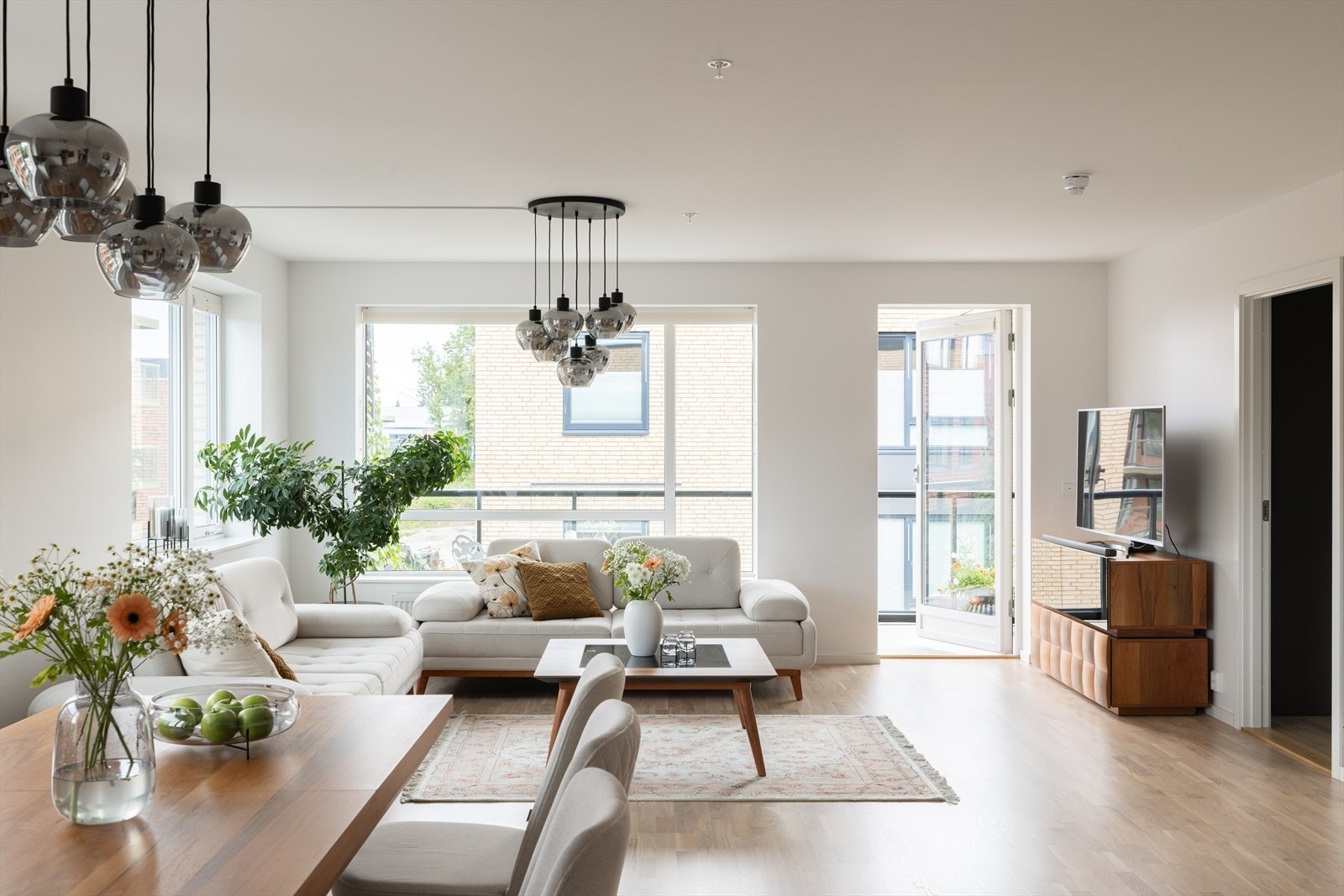 Planløsningen er både familievennlig og fleksibel, stilen er gjennomgående med lyse overflater og listefrie løsninger. Her kommer man høyt opp i etasjene, med hyggelig utsikt mot fellesarealene. Galleribilde