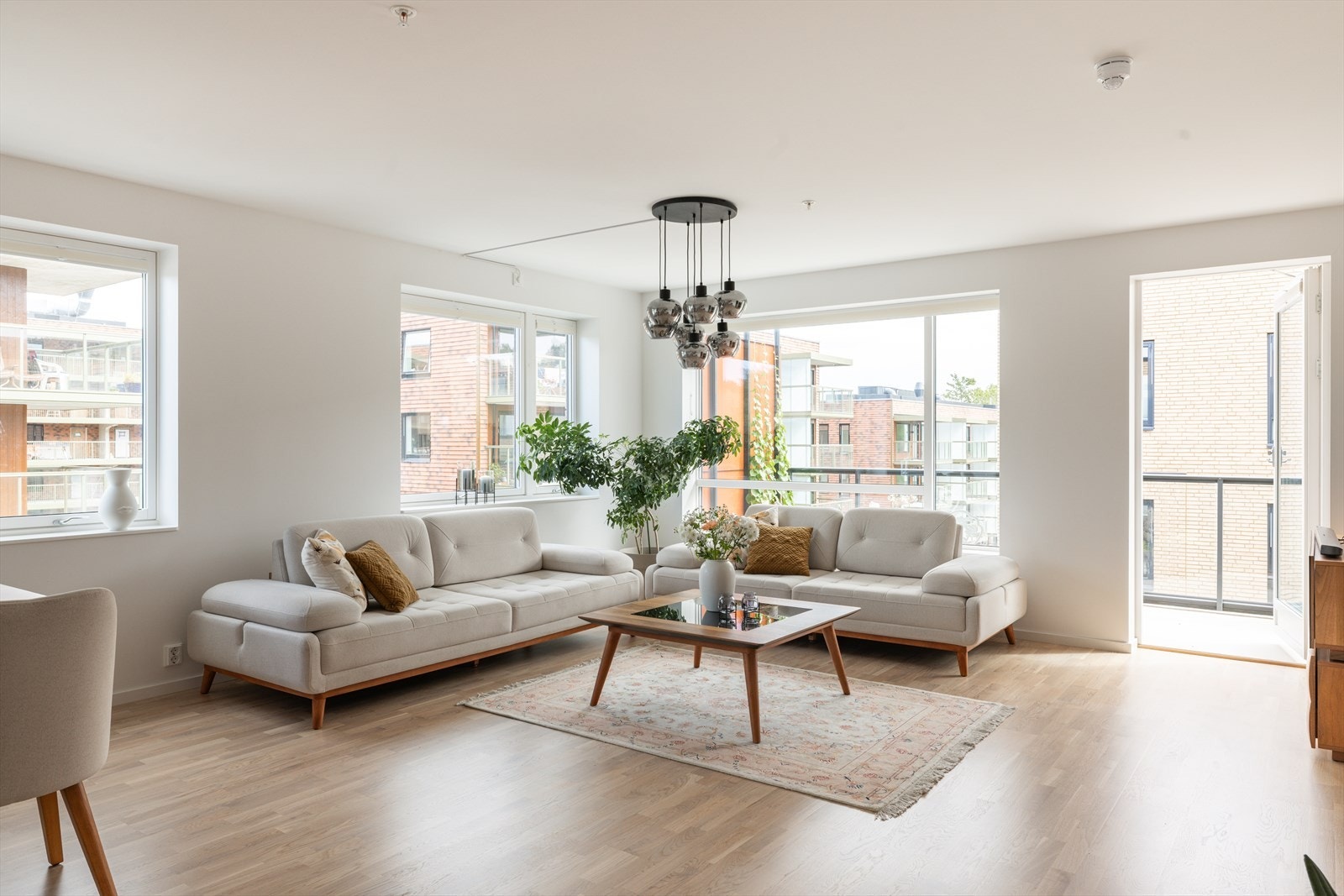 Det er persienner i alle vinduer, som enkelt kan justeres opp eller ned etter behov. Galleribilde