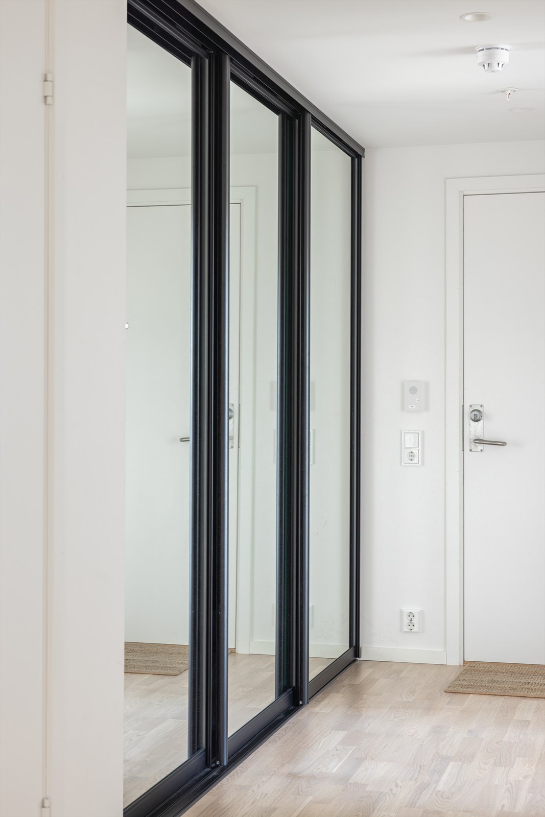 Praktisk og romslig garderobe med skyvedører og speil. God plass til det meste av yttertøy, sko og tilbehør. Perfekt for å holde inngangspartiet pent, ryddig og oversiktlig. Speildører gir et moderne uttrykk og får rommet til å virke større. Galleribilde