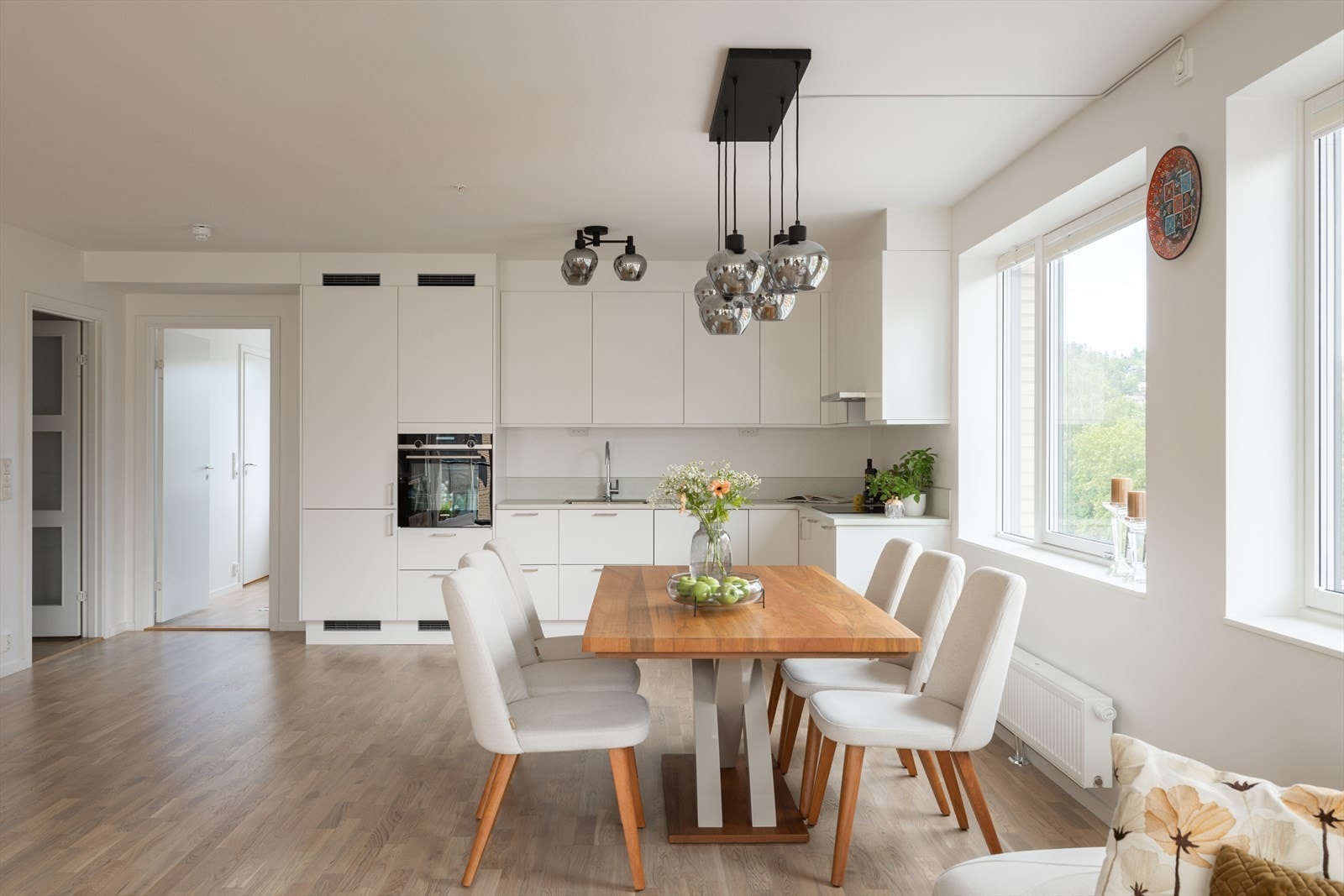 Stuen ligger i åpen løsning til kjøkkenet, noe som er med på å understreke den åpne, sosiale følelsen. Videre er det tre gode soverom, som byr på ekstra fleksibilitet i hverdagen. Galleribilde