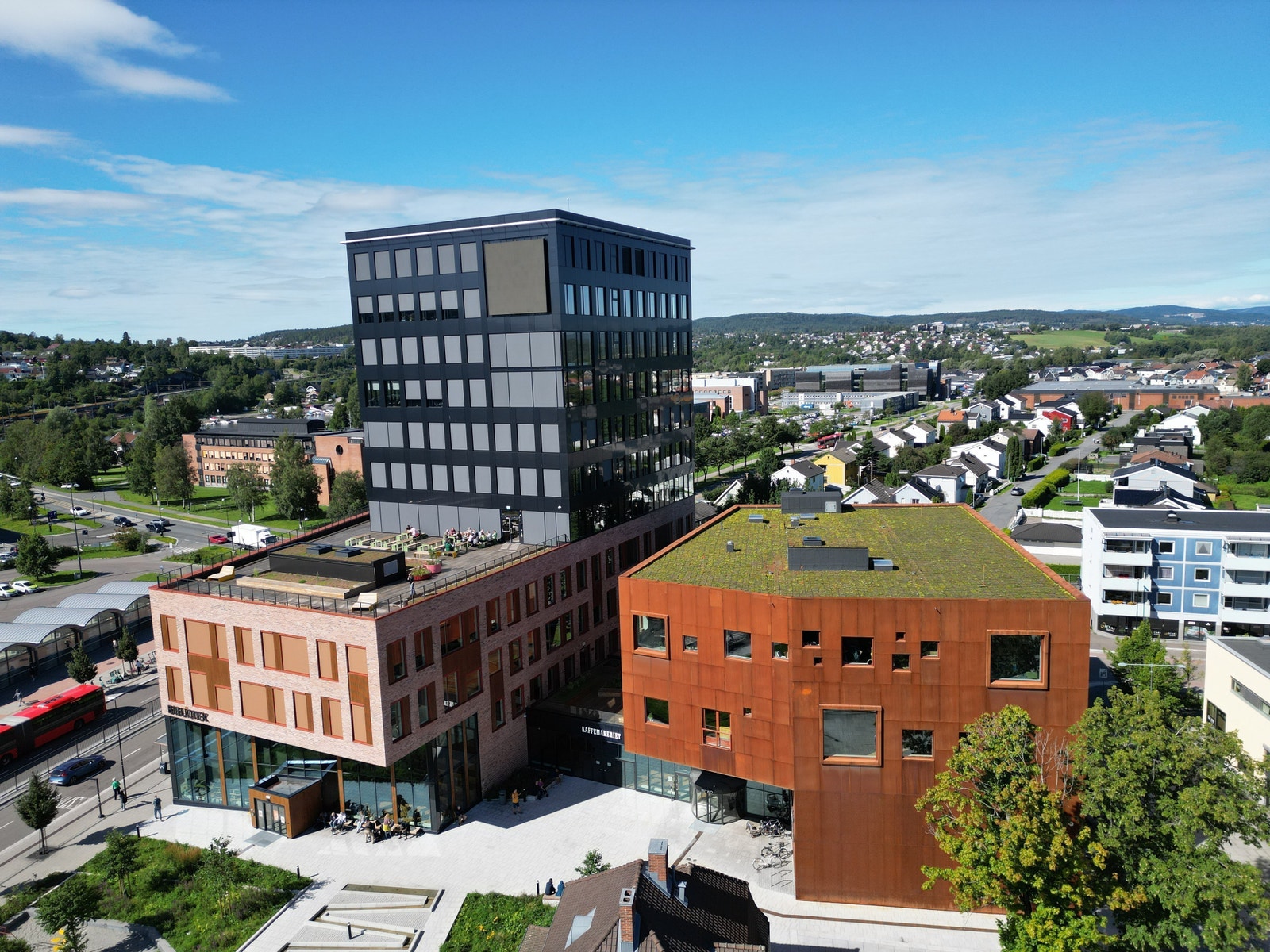 Delta Co-Work ligger i byggets halve 4.etasje,hele 5 og 6 etasje.
Umiddelbar nærhet til tog og buss terminal. Galleribilde