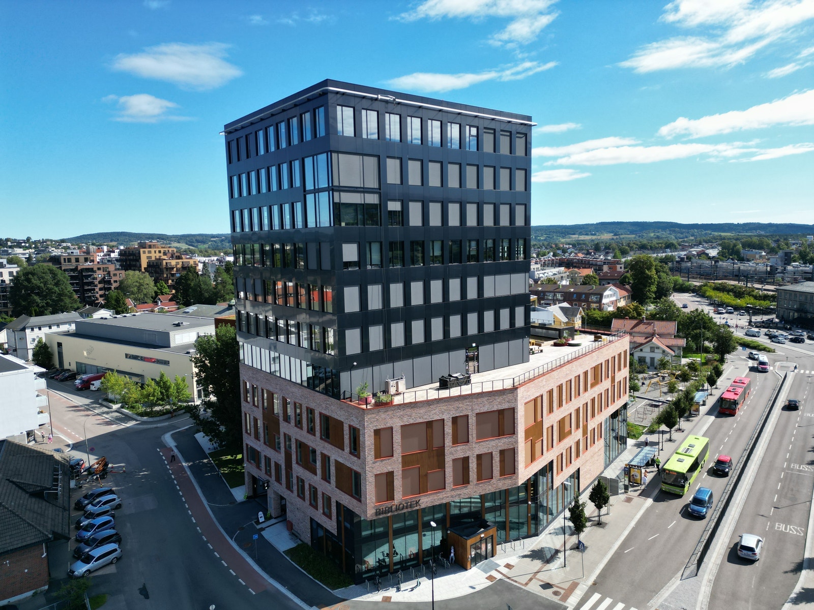 Delta Co-Work ligger i byggets halve 4.etasje, hele 5 og 6 etasje.
Umiddelbar nærhet til tog og buss terminal. Galleribilde