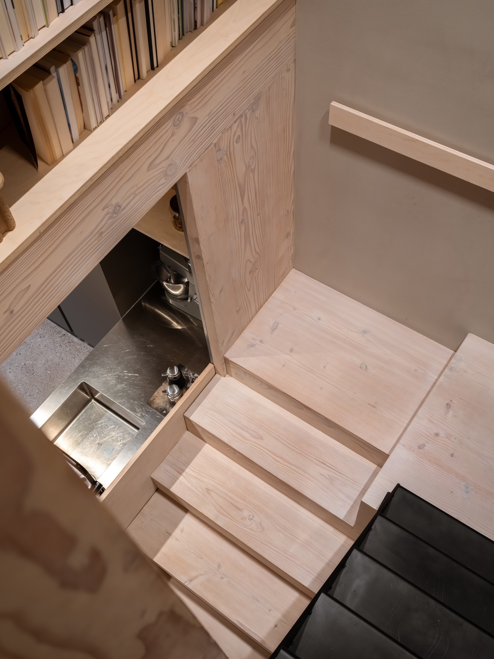 Legg merke til bokhyllen i trappesatsen. Galleribilde