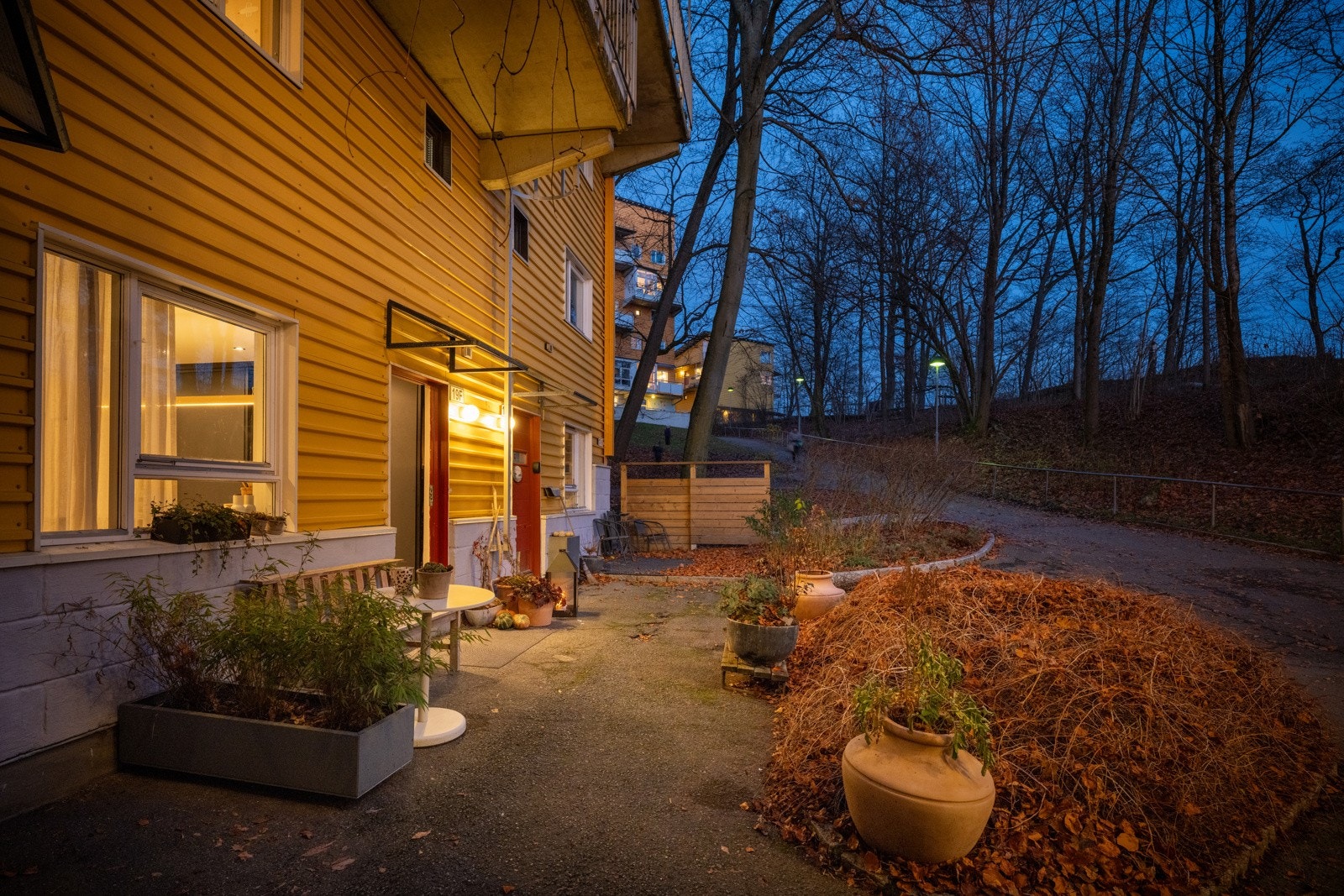 Trappefri adkomst fra veldig hyggelig gårdsrom. Hver leilighet i første etasje disponerer sin egen uteplass ved inngangspartiet. Galleribilde