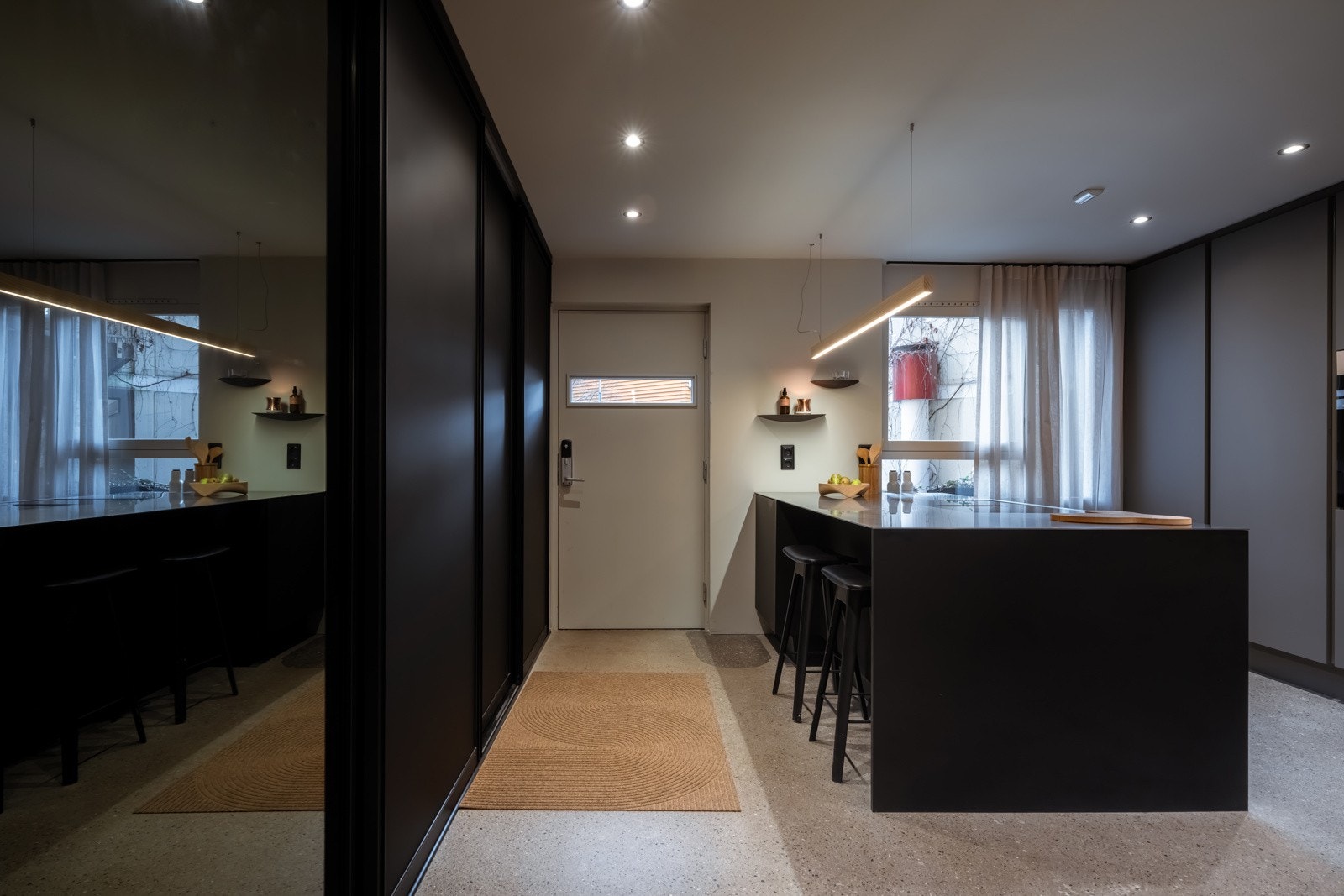 I garderoben er det plass til alt fra sko og yttertøy til vaskeartikler og sportsyutstyr. Galleribilde