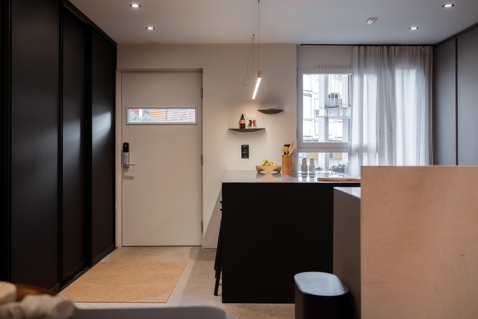 Boligen har en åpen entre med veldig god lagringsplass i romslig skyvedørsgarderobe. Galleribilde