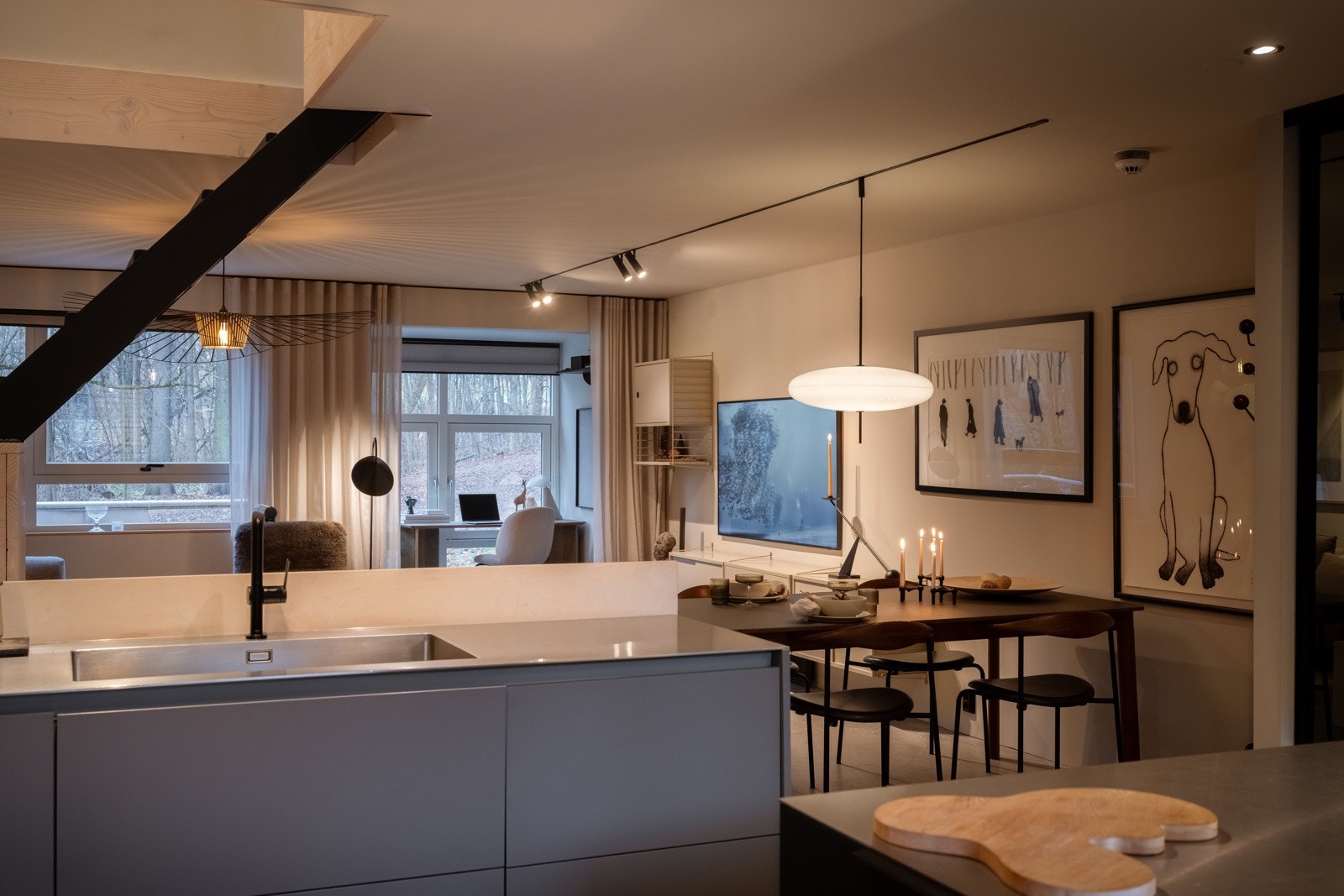 Det er fint med plass til stort spisebord tilknyttet kjøkkenet. I trappen kan man fint sitte å vente på at maten blir klar. Galleribilde