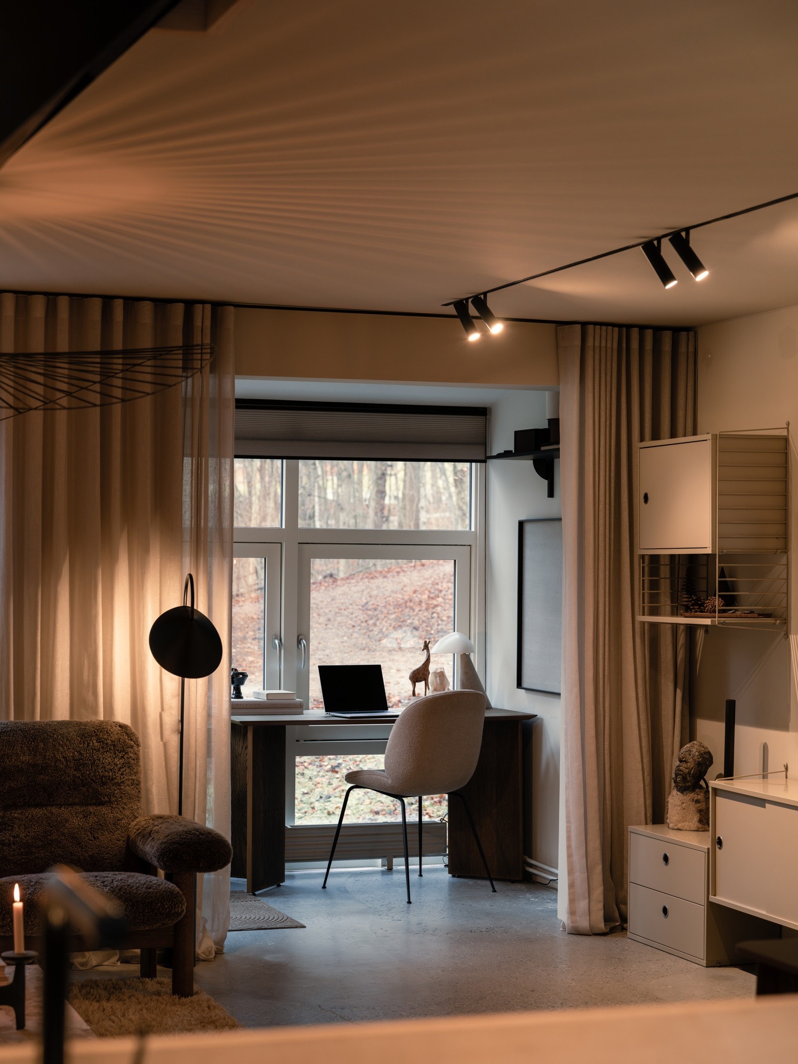 I vinterhagen er det etablert et lite kontor. Det store vinduet er nytt fra 2024. Galleribilde