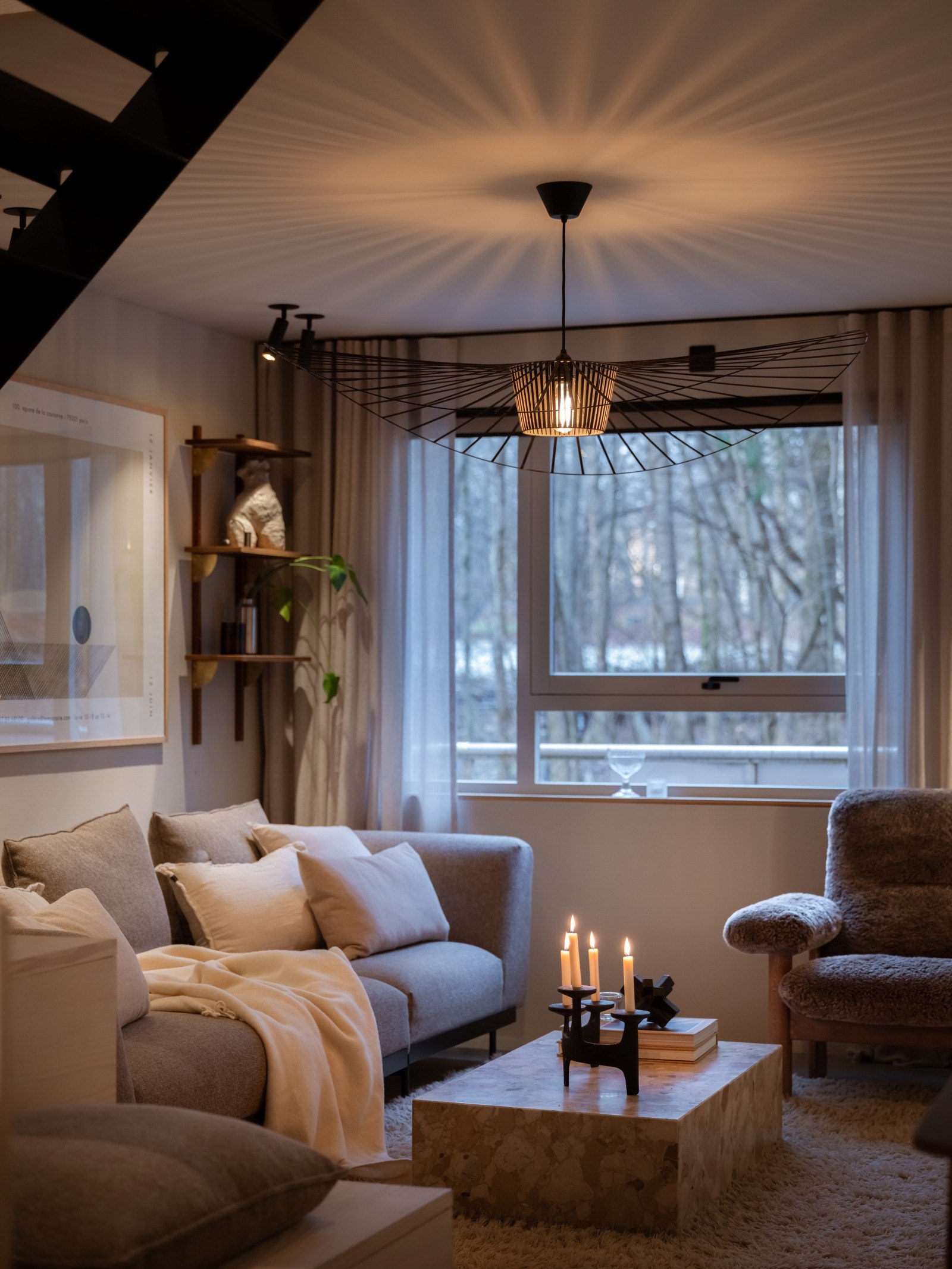 Alle overflater er holdt i tidløse og elegante fargenyanser. All inventar er fra Flow. Galleribilde