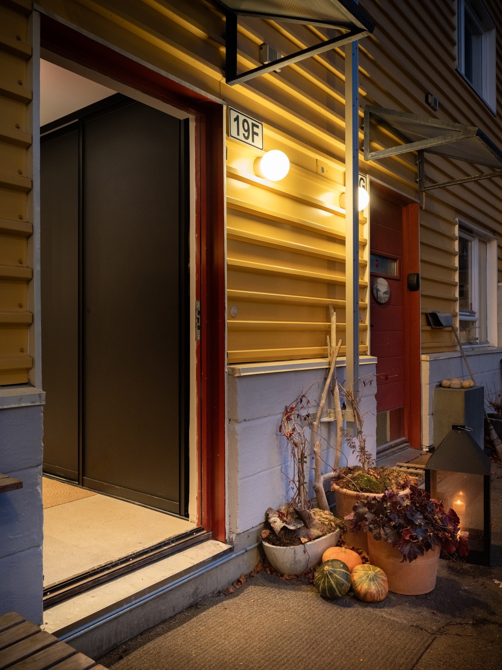 Inngangsparti med kodelås fra bakgården med koselig uteområde rett utenfor døren. Galleribilde