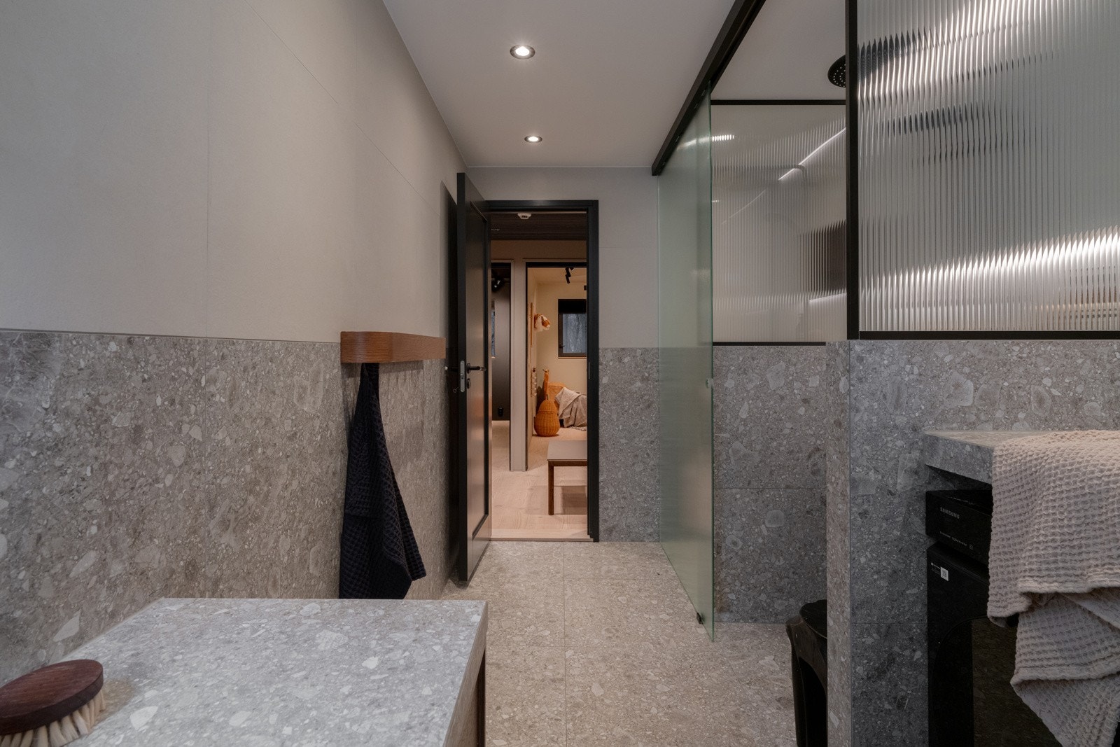 Med egen dør til toalettet kan man fint være flere som bruker badet samtidig. Galleribilde