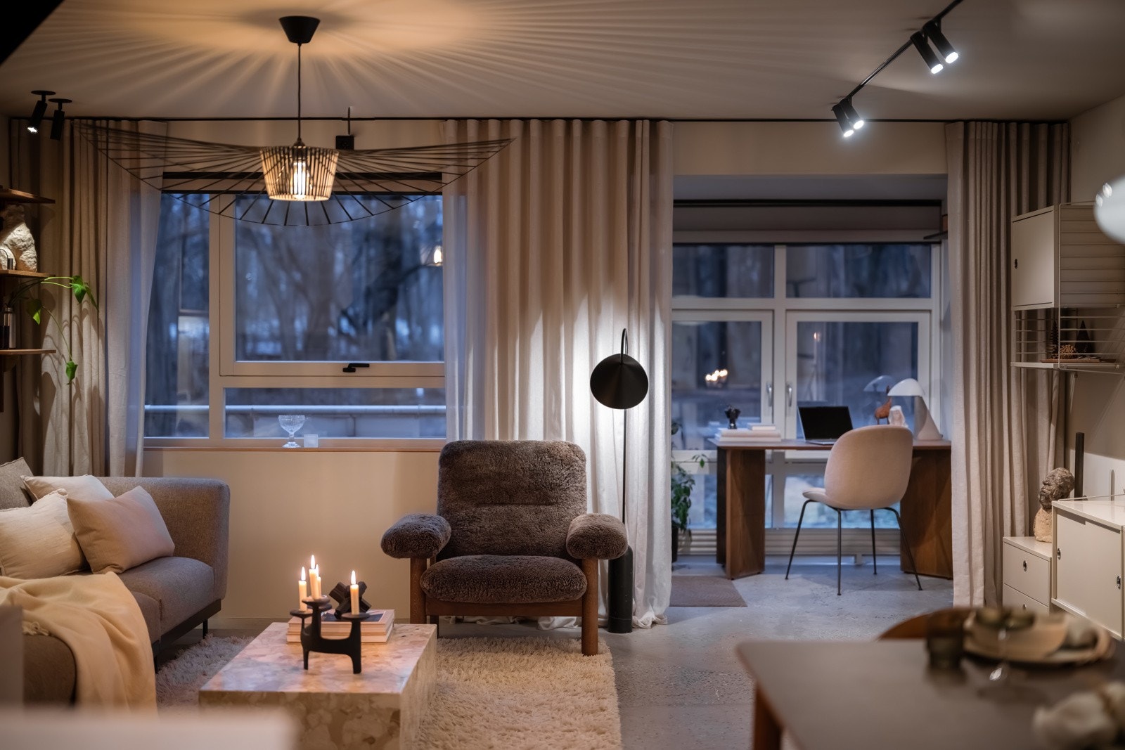 Den åpne løsningen mellom stuen og kjøkkenet er både sosial og praktisk. Galleribilde