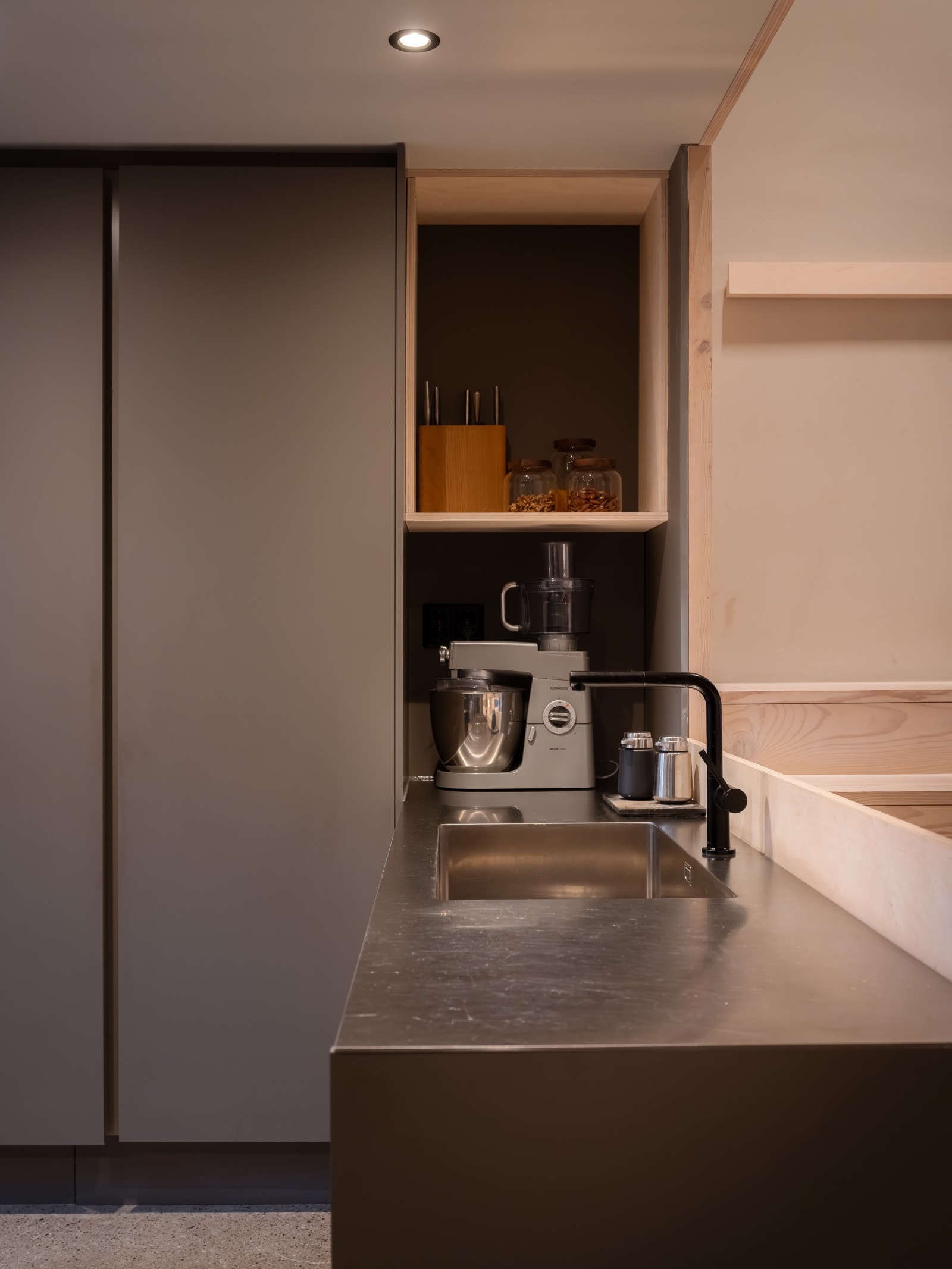 Kjøkkenet er funksjonelt med plass til alt man behøver i et familieliv. Galleribilde