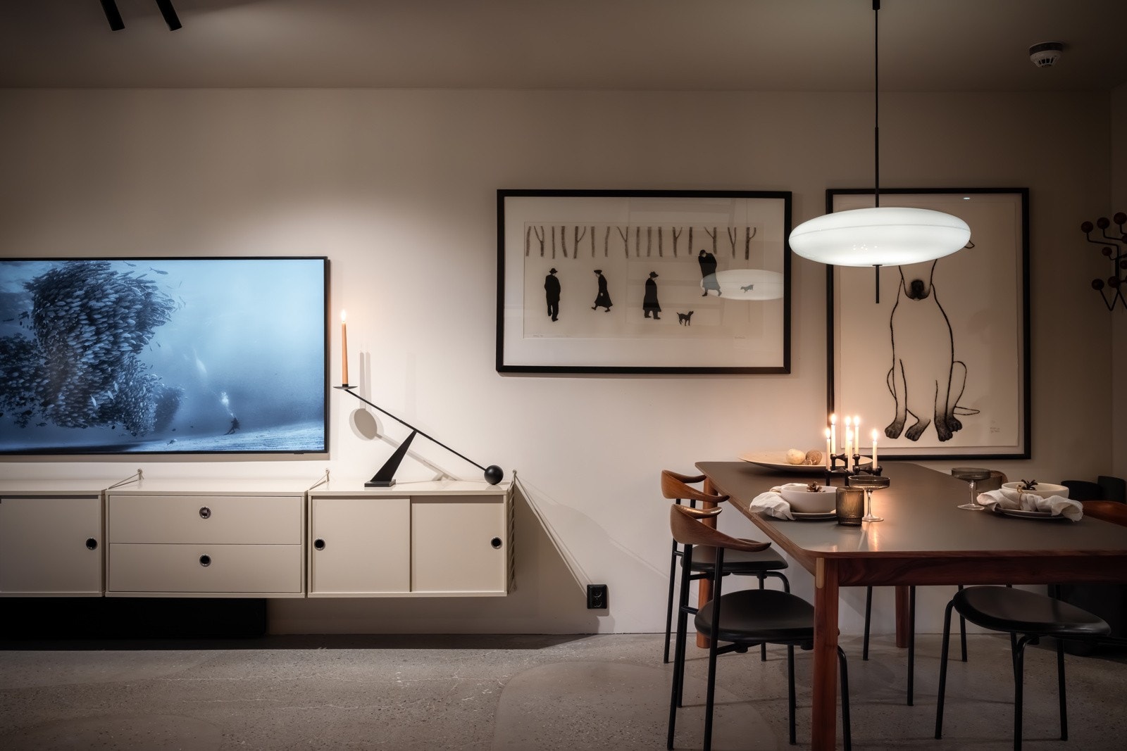 I stuen er det god plass til både sittegruppe med tilhørende tv-møblement og stort spisebord. Galleribilde