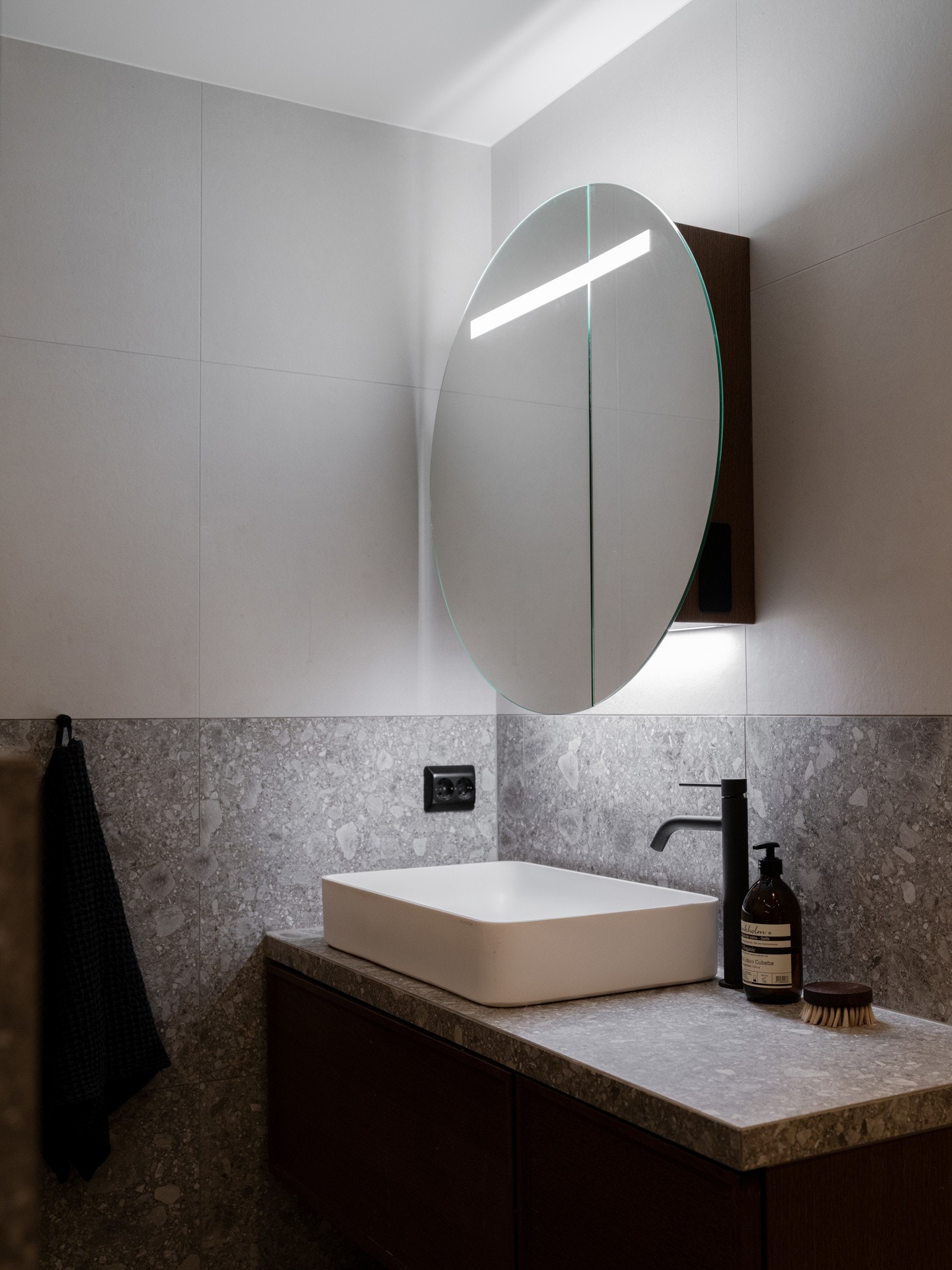 Det er god plass til både vaskemaskin og tørketrommel under benken og servantskap og speil er en smykke i seg selv. Galleribilde