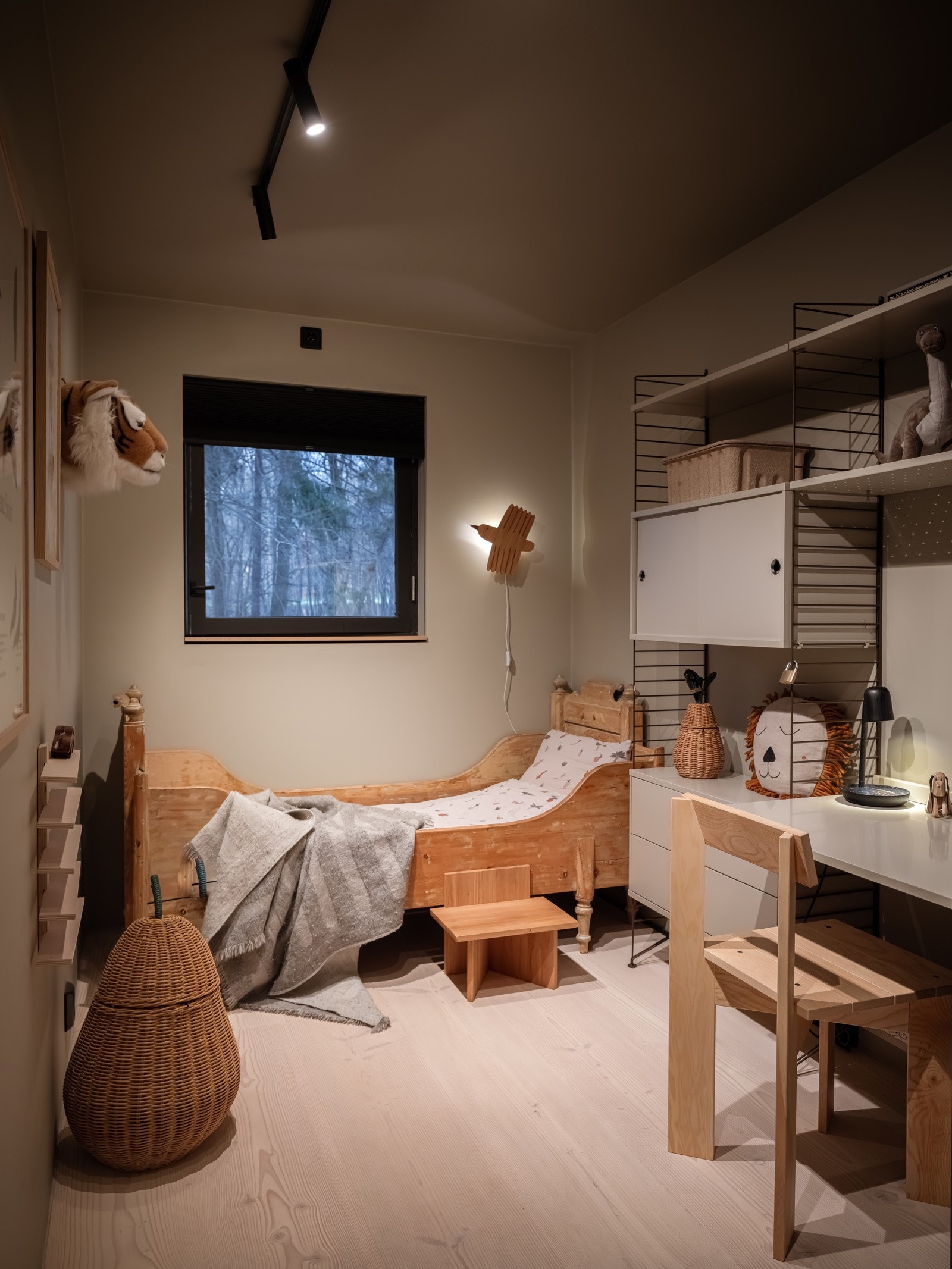 Soverommet vender mot skogholtet. Galleribilde