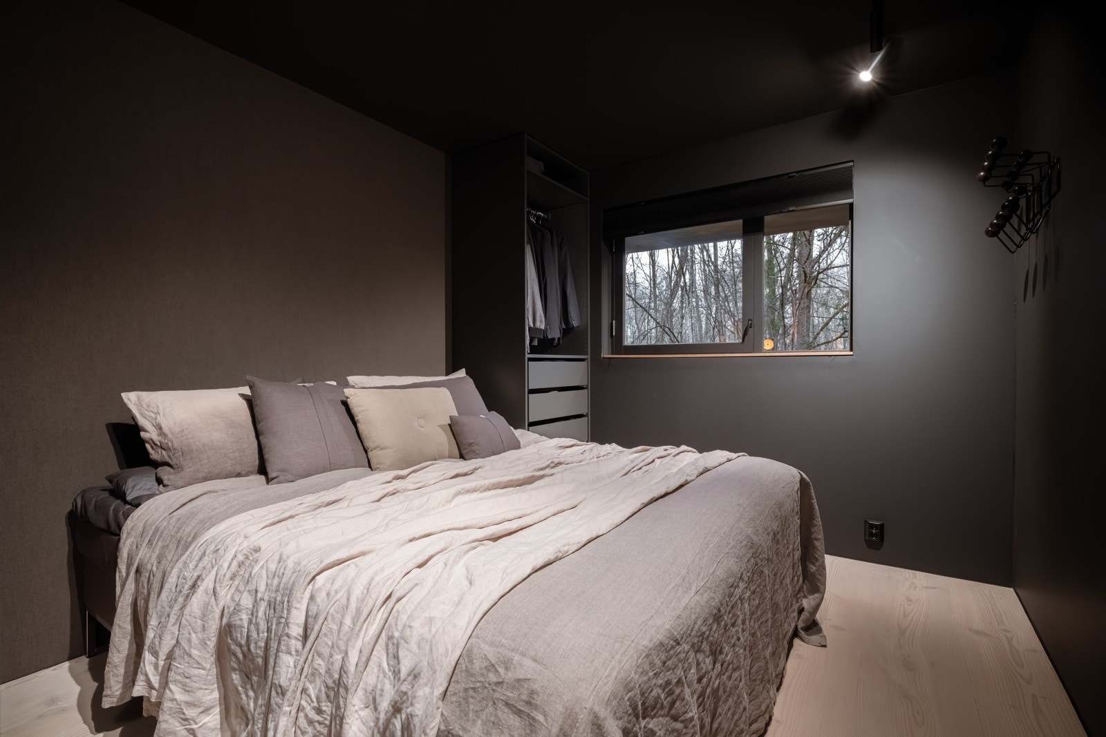 Leilighetens hovedsoverom er delikat og innbydende. Soverommet vender mot skogholtet. Galleribilde