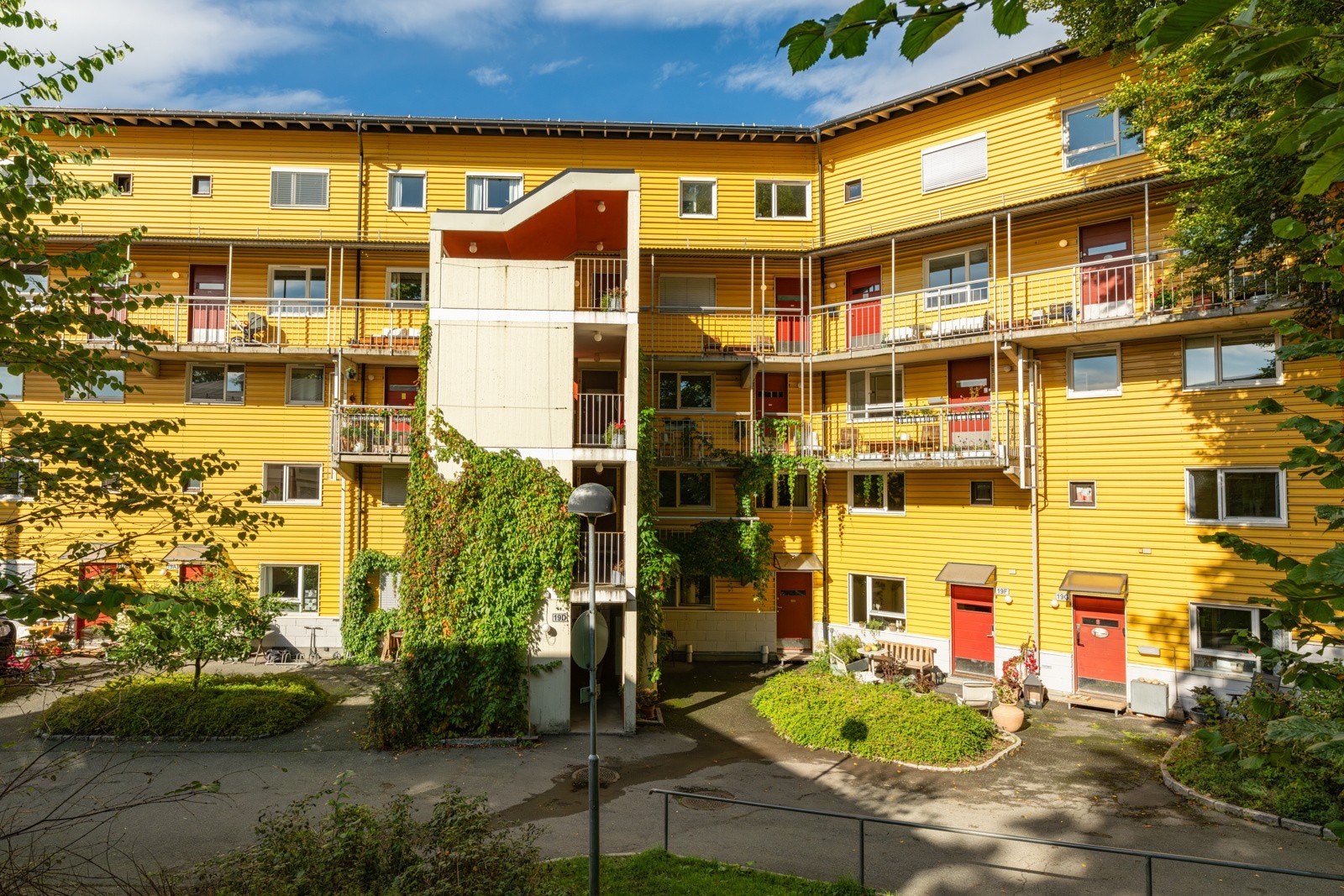 Leiligheten disponerer en romslig bod med adkomst rett ved inngangspartiet. Her finnes også er praktisk sykkelrom. Casinetto har også sin egen hageparsell. Galleribilde