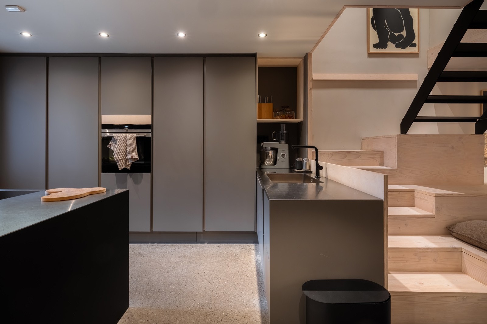 Kjøkkenet har full størrelse kjøleskap i tillegg til fryser. Alle øvrige hvitevarer er integrert og medfølger salget. Kjøkkenet har veldig godt med lagringsplass i en rekke skap og skuffer. Galleribilde